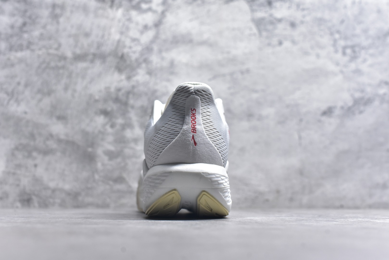 图片[5]-#Brooks Hyperion 布鲁克斯旋风2代舒适百搭防滑轻便低帮跑步鞋 Brooks 四大跑鞋之一 百年品牌 跑鞋从外形上基本就能判断这是一款速度跑鞋 简洁干练的外形结构和极强的运动流线型看着非常有速度感 上脚的第一感觉是非常轻 美码9码的鞋单只206g不到 从个人偏好来说 200g左右的竞速鞋最具安全感 鞋面采用单层网布 很薄 前掌使用了大量开放式网眼 排气直接快速 透气性上乘 鞋舌也是轻量化设计 仅为一层麂皮 和脚背完美贴合 鞋舌中央有个防偏穿孔 从实际穿着来看 通常鞋舌都是外偏 如果是防偏穿孔位于中心 防偏效果其实并不十分有效 如果采用趋外侧的偏心设计更有效 鞋帮泡棉填充量不大 但非常紧凑 贴合舒适 包裹稳固 内置硬质TPU保证必要的稳定性 跑鞋中底采用的是DNA FLASH科技材料 DNA FLASH中底科技 是Brooks第一款将氮气注入中底的创新科技 主要原理是借助“超临界流体”发泡技术 将液态氮稳定的转化为气态氮 并使其均匀地形成无数紧密贴合的密闭式气囊结构 尺码：36 36.5 37.5 38 38.5 39 40 40.5 41 42 42.5 43 44 44.5 45 46-选品中心