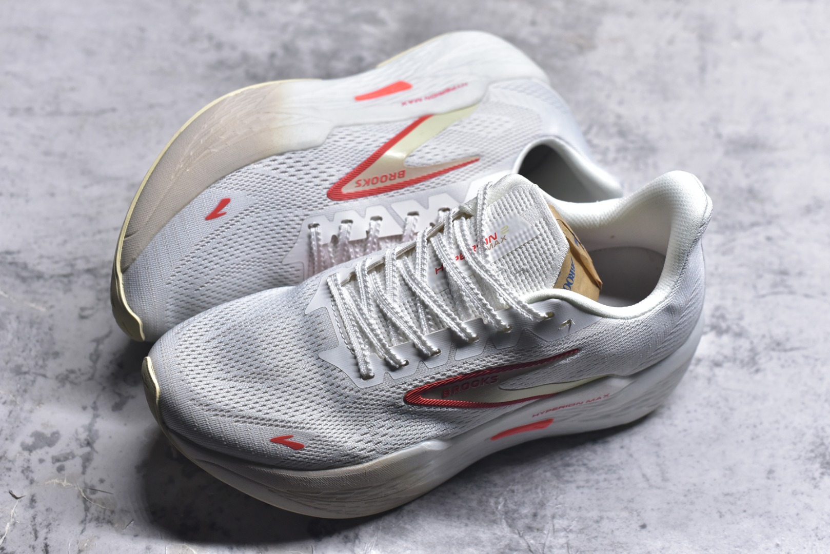 图片[7]-#Brooks Hyperion 布鲁克斯旋风2代舒适百搭防滑轻便低帮跑步鞋 Brooks 四大跑鞋之一 百年品牌 跑鞋从外形上基本就能判断这是一款速度跑鞋 简洁干练的外形结构和极强的运动流线型看着非常有速度感 上脚的第一感觉是非常轻 美码9码的鞋单只206g不到 从个人偏好来说 200g左右的竞速鞋最具安全感 鞋面采用单层网布 很薄 前掌使用了大量开放式网眼 排气直接快速 透气性上乘 鞋舌也是轻量化设计 仅为一层麂皮 和脚背完美贴合 鞋舌中央有个防偏穿孔 从实际穿着来看 通常鞋舌都是外偏 如果是防偏穿孔位于中心 防偏效果其实并不十分有效 如果采用趋外侧的偏心设计更有效 鞋帮泡棉填充量不大 但非常紧凑 贴合舒适 包裹稳固 内置硬质TPU保证必要的稳定性 跑鞋中底采用的是DNA FLASH科技材料 DNA FLASH中底科技 是Brooks第一款将氮气注入中底的创新科技 主要原理是借助“超临界流体”发泡技术 将液态氮稳定的转化为气态氮 并使其均匀地形成无数紧密贴合的密闭式气囊结构 尺码：36 36.5 37.5 38 38.5 39 40 40.5 41 42 42.5 43 44 44.5 45 46-选品中心