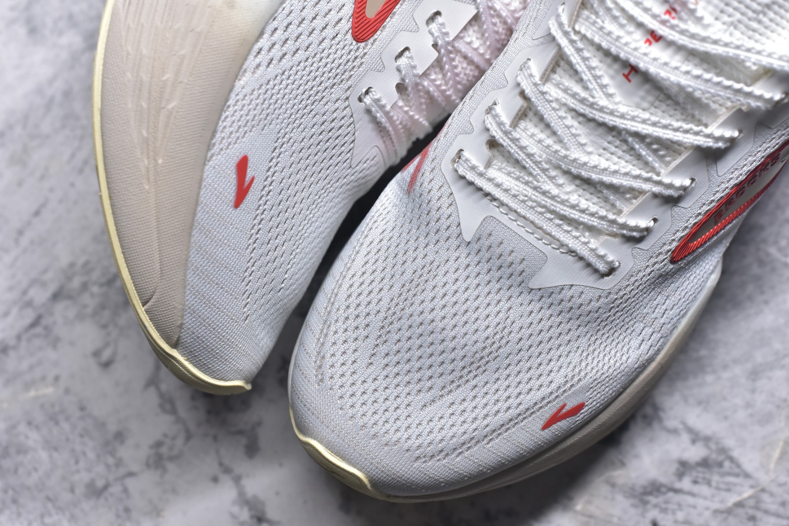 图片[8]-#Brooks Hyperion 布鲁克斯旋风2代舒适百搭防滑轻便低帮跑步鞋 Brooks 四大跑鞋之一 百年品牌 跑鞋从外形上基本就能判断这是一款速度跑鞋 简洁干练的外形结构和极强的运动流线型看着非常有速度感 上脚的第一感觉是非常轻 美码9码的鞋单只206g不到 从个人偏好来说 200g左右的竞速鞋最具安全感 鞋面采用单层网布 很薄 前掌使用了大量开放式网眼 排气直接快速 透气性上乘 鞋舌也是轻量化设计 仅为一层麂皮 和脚背完美贴合 鞋舌中央有个防偏穿孔 从实际穿着来看 通常鞋舌都是外偏 如果是防偏穿孔位于中心 防偏效果其实并不十分有效 如果采用趋外侧的偏心设计更有效 鞋帮泡棉填充量不大 但非常紧凑 贴合舒适 包裹稳固 内置硬质TPU保证必要的稳定性 跑鞋中底采用的是DNA FLASH科技材料 DNA FLASH中底科技 是Brooks第一款将氮气注入中底的创新科技 主要原理是借助“超临界流体”发泡技术 将液态氮稳定的转化为气态氮 并使其均匀地形成无数紧密贴合的密闭式气囊结构 尺码：36 36.5 37.5 38 38.5 39 40 40.5 41 42 42.5 43 44 44.5 45 46-选品中心