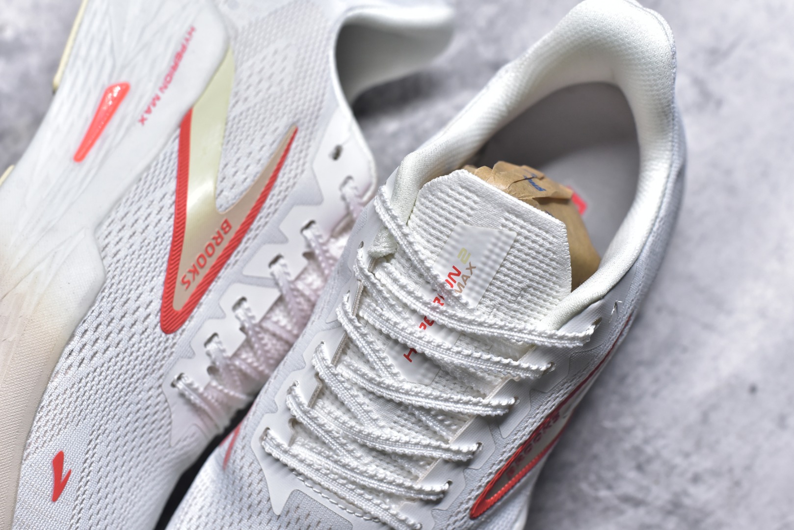 图片[9]-#Brooks Hyperion 布鲁克斯旋风2代舒适百搭防滑轻便低帮跑步鞋 Brooks 四大跑鞋之一 百年品牌 跑鞋从外形上基本就能判断这是一款速度跑鞋 简洁干练的外形结构和极强的运动流线型看着非常有速度感 上脚的第一感觉是非常轻 美码9码的鞋单只206g不到 从个人偏好来说 200g左右的竞速鞋最具安全感 鞋面采用单层网布 很薄 前掌使用了大量开放式网眼 排气直接快速 透气性上乘 鞋舌也是轻量化设计 仅为一层麂皮 和脚背完美贴合 鞋舌中央有个防偏穿孔 从实际穿着来看 通常鞋舌都是外偏 如果是防偏穿孔位于中心 防偏效果其实并不十分有效 如果采用趋外侧的偏心设计更有效 鞋帮泡棉填充量不大 但非常紧凑 贴合舒适 包裹稳固 内置硬质TPU保证必要的稳定性 跑鞋中底采用的是DNA FLASH科技材料 DNA FLASH中底科技 是Brooks第一款将氮气注入中底的创新科技 主要原理是借助“超临界流体”发泡技术 将液态氮稳定的转化为气态氮 并使其均匀地形成无数紧密贴合的密闭式气囊结构 尺码：36 36.5 37.5 38 38.5 39 40 40.5 41 42 42.5 43 44 44.5 45 46-选品中心