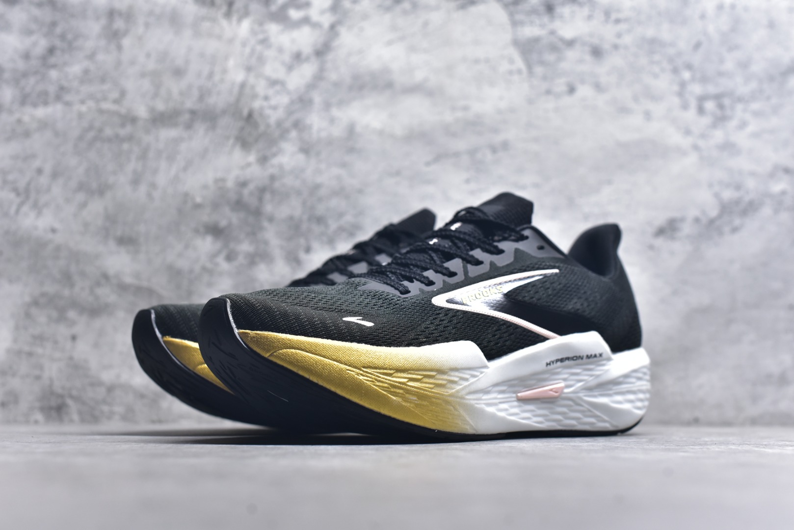 图片[2]-#Brooks Hyperion 布鲁克斯旋风2代舒适百搭防滑轻便低帮跑步鞋 Brooks 四大跑鞋之一 百年品牌 跑鞋从外形上基本就能判断这是一款速度跑鞋 简洁干练的外形结构和极强的运动流线型看着非常有速度感 上脚的第一感觉是非常轻 美码9码的鞋单只206g不到 从个人偏好来说 200g左右的竞速鞋最具安全感 鞋面采用单层网布 很薄 前掌使用了大量开放式网眼 排气直接快速 透气性上乘 鞋舌也是轻量化设计 仅为一层麂皮 和脚背完美贴合 鞋舌中央有个防偏穿孔 从实际穿着来看 通常鞋舌都是外偏 如果是防偏穿孔位于中心 防偏效果其实并不十分有效 如果采用趋外侧的偏心设计更有效 鞋帮泡棉填充量不大 但非常紧凑 贴合舒适 包裹稳固 内置硬质TPU保证必要的稳定性 跑鞋中底采用的是DNA FLASH科技材料 DNA FLASH中底科技 是Brooks第一款将氮气注入中底的创新科技 主要原理是借助“超临界流体”发泡技术 将液态氮稳定的转化为气态氮 并使其均匀地形成无数紧密贴合的密闭式气囊结构 尺码：36 36.5 37.5 38 38.5 39 40 40.5 41 42 42.5 43 44 44.5 45 46-选品中心