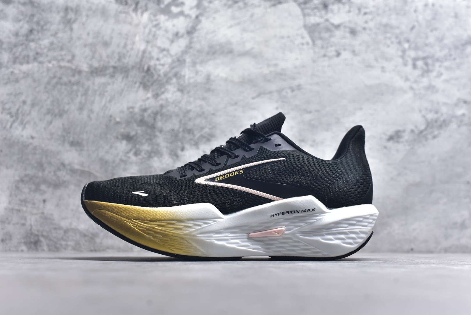 #Brooks Hyperion 布鲁克斯旋风2代舒适百搭防滑轻便低帮跑步鞋 Brooks 四大跑鞋之一 百年品牌 跑鞋从外形上基本就能判断这是一款速度跑鞋 简洁干练的外形结构和极强的运动流线型看着非常有速度感 上脚的第一感觉是非常轻 美码9码的鞋单只206g不到 从个人偏好来说 200g左右的竞速鞋最具安全感 鞋面采用单层网布 很薄 前掌使用了大量开放式网眼 排气直接快速 透气性上乘 鞋舌也是轻量化设计 仅为一层麂皮 和脚背完美贴合 鞋舌中央有个防偏穿孔 从实际穿着来看 通常鞋舌都是外偏 如果是防偏穿孔位于中心 防偏效果其实并不十分有效 如果采用趋外侧的偏心设计更有效 鞋帮泡棉填充量不大 但非常紧凑 贴合舒适 包裹稳固 内置硬质TPU保证必要的稳定性 跑鞋中底采用的是DNA FLASH科技材料 DNA FLASH中底科技 是Brooks第一款将氮气注入中底的创新科技 主要原理是借助“超临界流体”发泡技术 将液态氮稳定的转化为气态氮 并使其均匀地形成无数紧密贴合的密闭式气囊结构 尺码：36 36.5 37.5 38 38.5 39 40 40.5 41 42 42.5 43 44 44.5 45 46-选品中心