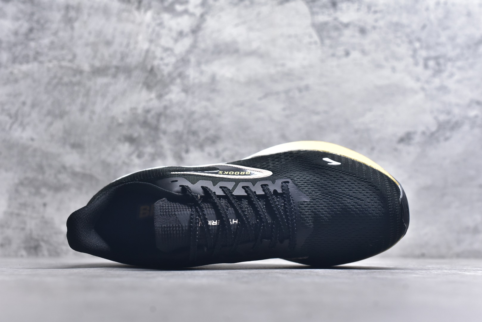 图片[4]-#Brooks Hyperion 布鲁克斯旋风2代舒适百搭防滑轻便低帮跑步鞋 Brooks 四大跑鞋之一 百年品牌 跑鞋从外形上基本就能判断这是一款速度跑鞋 简洁干练的外形结构和极强的运动流线型看着非常有速度感 上脚的第一感觉是非常轻 美码9码的鞋单只206g不到 从个人偏好来说 200g左右的竞速鞋最具安全感 鞋面采用单层网布 很薄 前掌使用了大量开放式网眼 排气直接快速 透气性上乘 鞋舌也是轻量化设计 仅为一层麂皮 和脚背完美贴合 鞋舌中央有个防偏穿孔 从实际穿着来看 通常鞋舌都是外偏 如果是防偏穿孔位于中心 防偏效果其实并不十分有效 如果采用趋外侧的偏心设计更有效 鞋帮泡棉填充量不大 但非常紧凑 贴合舒适 包裹稳固 内置硬质TPU保证必要的稳定性 跑鞋中底采用的是DNA FLASH科技材料 DNA FLASH中底科技 是Brooks第一款将氮气注入中底的创新科技 主要原理是借助“超临界流体”发泡技术 将液态氮稳定的转化为气态氮 并使其均匀地形成无数紧密贴合的密闭式气囊结构 尺码：36 36.5 37.5 38 38.5 39 40 40.5 41 42 42.5 43 44 44.5 45 46-选品中心