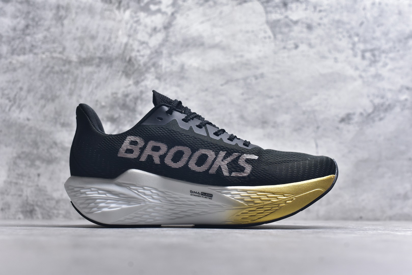 图片[3]-#Brooks Hyperion 布鲁克斯旋风2代舒适百搭防滑轻便低帮跑步鞋 Brooks 四大跑鞋之一 百年品牌 跑鞋从外形上基本就能判断这是一款速度跑鞋 简洁干练的外形结构和极强的运动流线型看着非常有速度感 上脚的第一感觉是非常轻 美码9码的鞋单只206g不到 从个人偏好来说 200g左右的竞速鞋最具安全感 鞋面采用单层网布 很薄 前掌使用了大量开放式网眼 排气直接快速 透气性上乘 鞋舌也是轻量化设计 仅为一层麂皮 和脚背完美贴合 鞋舌中央有个防偏穿孔 从实际穿着来看 通常鞋舌都是外偏 如果是防偏穿孔位于中心 防偏效果其实并不十分有效 如果采用趋外侧的偏心设计更有效 鞋帮泡棉填充量不大 但非常紧凑 贴合舒适 包裹稳固 内置硬质TPU保证必要的稳定性 跑鞋中底采用的是DNA FLASH科技材料 DNA FLASH中底科技 是Brooks第一款将氮气注入中底的创新科技 主要原理是借助“超临界流体”发泡技术 将液态氮稳定的转化为气态氮 并使其均匀地形成无数紧密贴合的密闭式气囊结构 尺码：36 36.5 37.5 38 38.5 39 40 40.5 41 42 42.5 43 44 44.5 45 46-选品中心