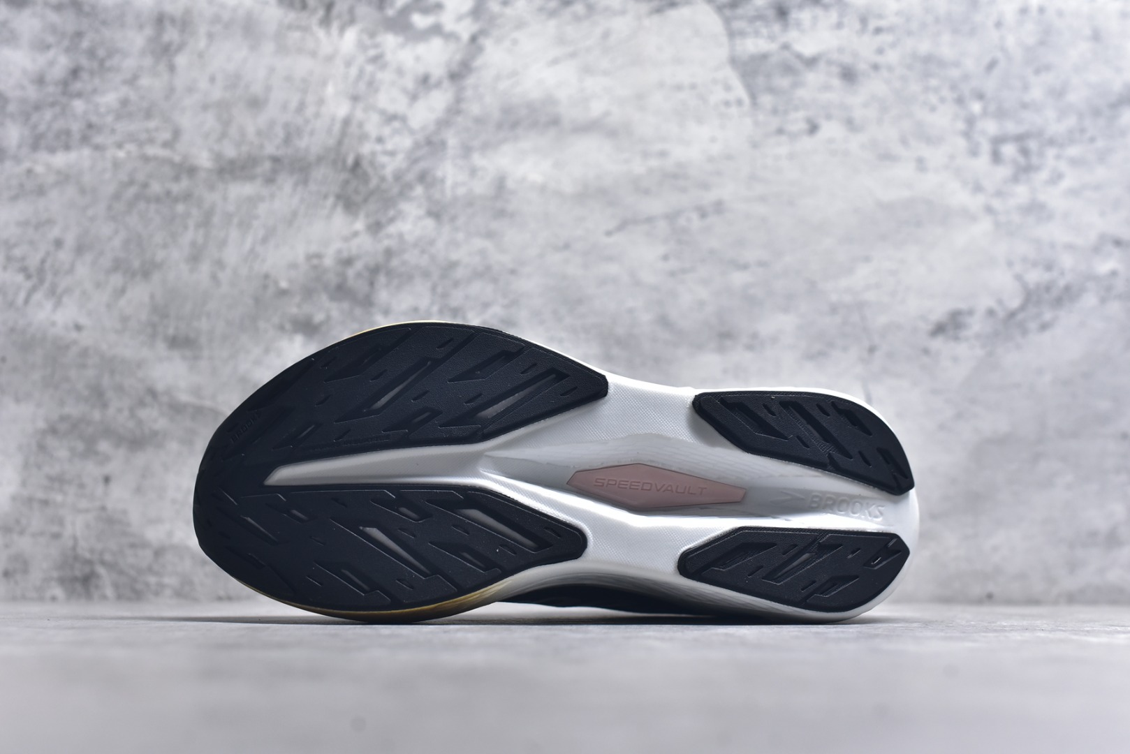 图片[6]-#Brooks Hyperion 布鲁克斯旋风2代舒适百搭防滑轻便低帮跑步鞋 Brooks 四大跑鞋之一 百年品牌 跑鞋从外形上基本就能判断这是一款速度跑鞋 简洁干练的外形结构和极强的运动流线型看着非常有速度感 上脚的第一感觉是非常轻 美码9码的鞋单只206g不到 从个人偏好来说 200g左右的竞速鞋最具安全感 鞋面采用单层网布 很薄 前掌使用了大量开放式网眼 排气直接快速 透气性上乘 鞋舌也是轻量化设计 仅为一层麂皮 和脚背完美贴合 鞋舌中央有个防偏穿孔 从实际穿着来看 通常鞋舌都是外偏 如果是防偏穿孔位于中心 防偏效果其实并不十分有效 如果采用趋外侧的偏心设计更有效 鞋帮泡棉填充量不大 但非常紧凑 贴合舒适 包裹稳固 内置硬质TPU保证必要的稳定性 跑鞋中底采用的是DNA FLASH科技材料 DNA FLASH中底科技 是Brooks第一款将氮气注入中底的创新科技 主要原理是借助“超临界流体”发泡技术 将液态氮稳定的转化为气态氮 并使其均匀地形成无数紧密贴合的密闭式气囊结构 尺码：36 36.5 37.5 38 38.5 39 40 40.5 41 42 42.5 43 44 44.5 45 46-选品中心