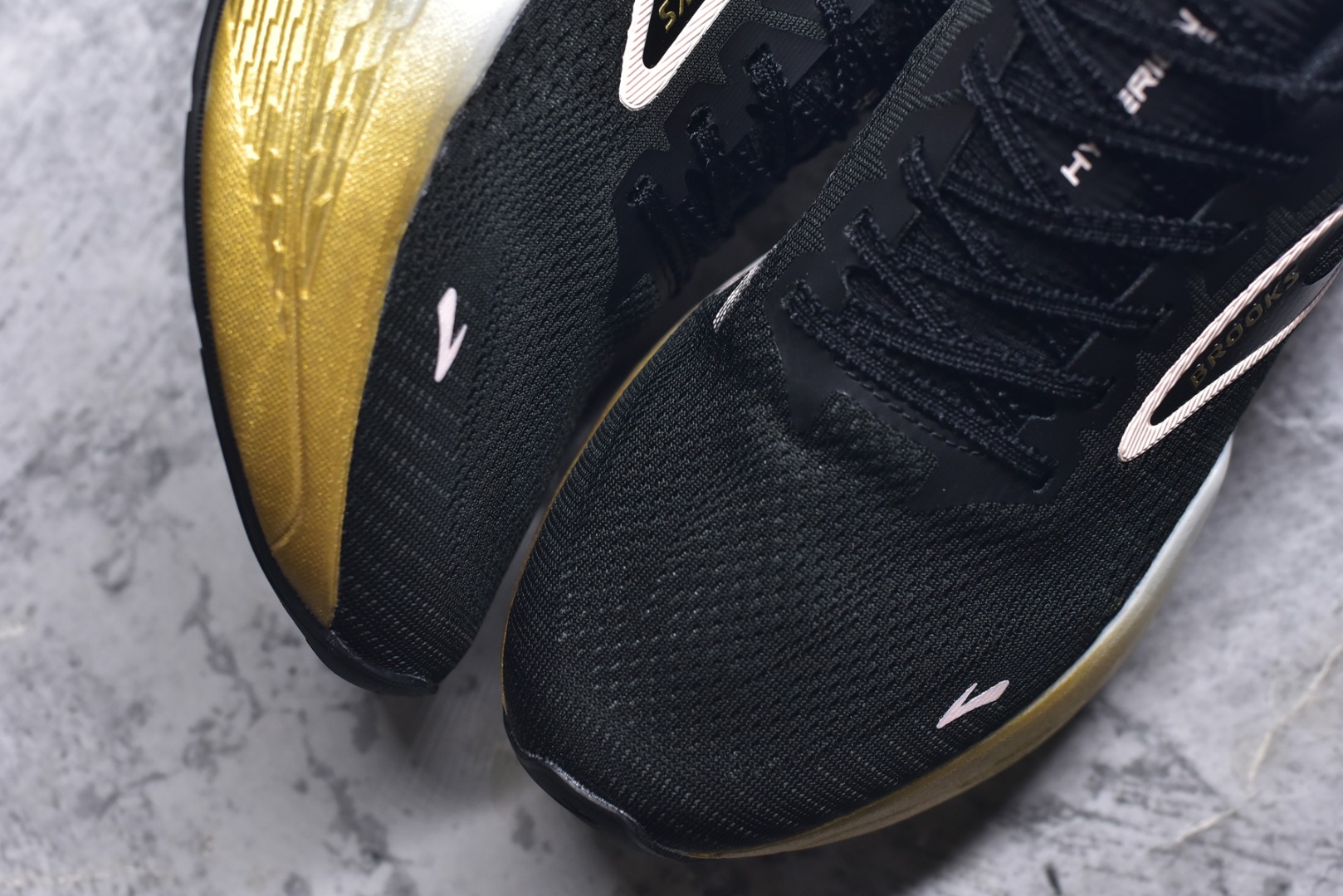 图片[8]-#Brooks Hyperion 布鲁克斯旋风2代舒适百搭防滑轻便低帮跑步鞋 Brooks 四大跑鞋之一 百年品牌 跑鞋从外形上基本就能判断这是一款速度跑鞋 简洁干练的外形结构和极强的运动流线型看着非常有速度感 上脚的第一感觉是非常轻 美码9码的鞋单只206g不到 从个人偏好来说 200g左右的竞速鞋最具安全感 鞋面采用单层网布 很薄 前掌使用了大量开放式网眼 排气直接快速 透气性上乘 鞋舌也是轻量化设计 仅为一层麂皮 和脚背完美贴合 鞋舌中央有个防偏穿孔 从实际穿着来看 通常鞋舌都是外偏 如果是防偏穿孔位于中心 防偏效果其实并不十分有效 如果采用趋外侧的偏心设计更有效 鞋帮泡棉填充量不大 但非常紧凑 贴合舒适 包裹稳固 内置硬质TPU保证必要的稳定性 跑鞋中底采用的是DNA FLASH科技材料 DNA FLASH中底科技 是Brooks第一款将氮气注入中底的创新科技 主要原理是借助“超临界流体”发泡技术 将液态氮稳定的转化为气态氮 并使其均匀地形成无数紧密贴合的密闭式气囊结构 尺码：36 36.5 37.5 38 38.5 39 40 40.5 41 42 42.5 43 44 44.5 45 46-选品中心