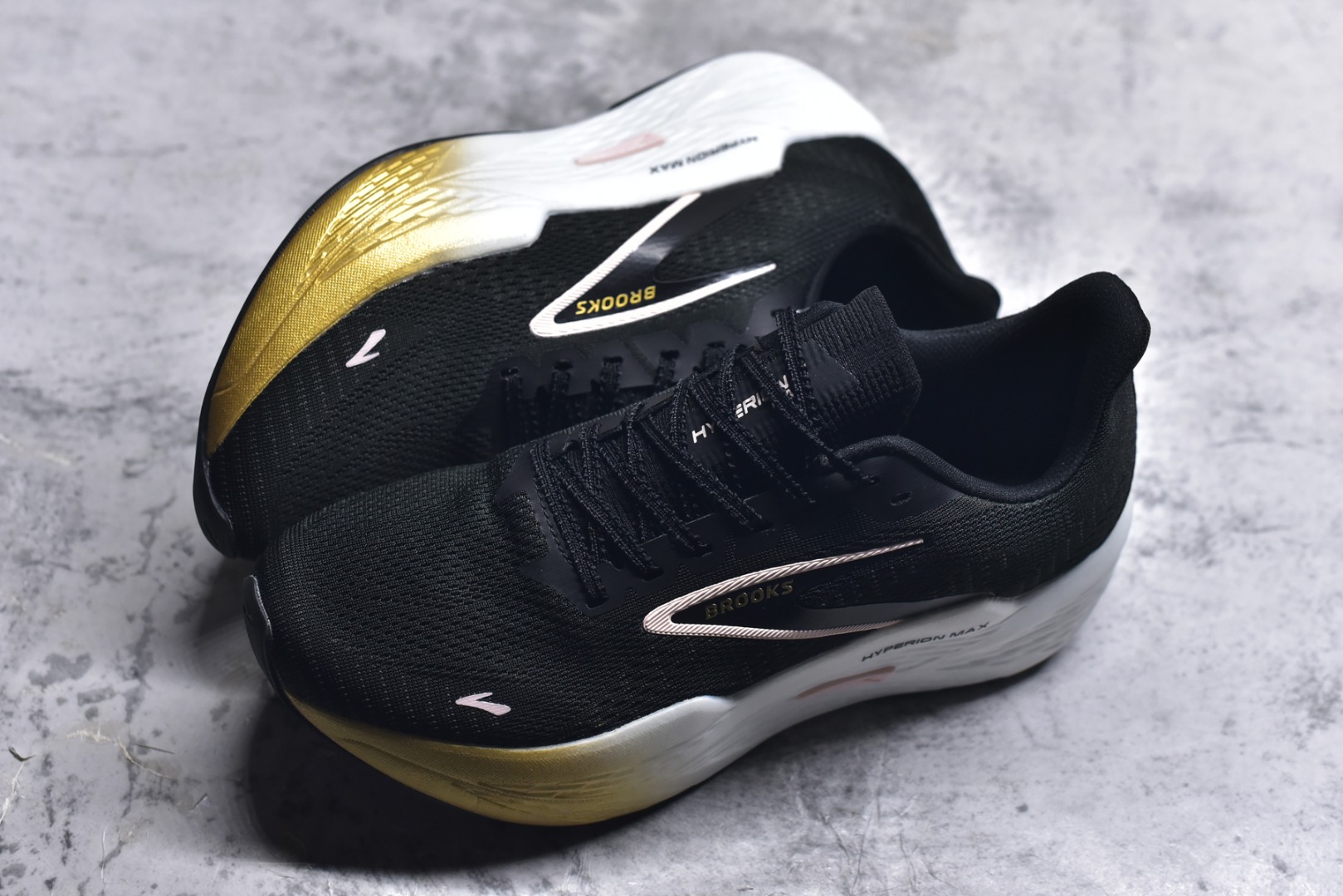 图片[7]-#Brooks Hyperion 布鲁克斯旋风2代舒适百搭防滑轻便低帮跑步鞋 Brooks 四大跑鞋之一 百年品牌 跑鞋从外形上基本就能判断这是一款速度跑鞋 简洁干练的外形结构和极强的运动流线型看着非常有速度感 上脚的第一感觉是非常轻 美码9码的鞋单只206g不到 从个人偏好来说 200g左右的竞速鞋最具安全感 鞋面采用单层网布 很薄 前掌使用了大量开放式网眼 排气直接快速 透气性上乘 鞋舌也是轻量化设计 仅为一层麂皮 和脚背完美贴合 鞋舌中央有个防偏穿孔 从实际穿着来看 通常鞋舌都是外偏 如果是防偏穿孔位于中心 防偏效果其实并不十分有效 如果采用趋外侧的偏心设计更有效 鞋帮泡棉填充量不大 但非常紧凑 贴合舒适 包裹稳固 内置硬质TPU保证必要的稳定性 跑鞋中底采用的是DNA FLASH科技材料 DNA FLASH中底科技 是Brooks第一款将氮气注入中底的创新科技 主要原理是借助“超临界流体”发泡技术 将液态氮稳定的转化为气态氮 并使其均匀地形成无数紧密贴合的密闭式气囊结构 尺码：36 36.5 37.5 38 38.5 39 40 40.5 41 42 42.5 43 44 44.5 45 46-选品中心