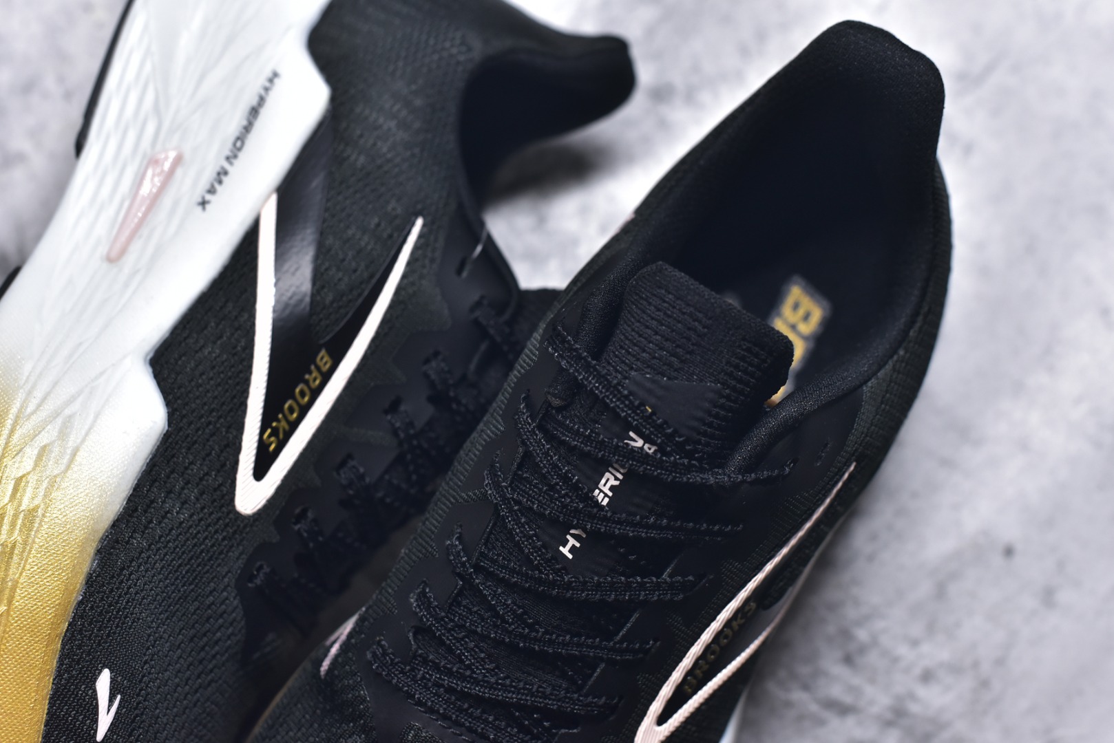 图片[9]-#Brooks Hyperion 布鲁克斯旋风2代舒适百搭防滑轻便低帮跑步鞋 Brooks 四大跑鞋之一 百年品牌 跑鞋从外形上基本就能判断这是一款速度跑鞋 简洁干练的外形结构和极强的运动流线型看着非常有速度感 上脚的第一感觉是非常轻 美码9码的鞋单只206g不到 从个人偏好来说 200g左右的竞速鞋最具安全感 鞋面采用单层网布 很薄 前掌使用了大量开放式网眼 排气直接快速 透气性上乘 鞋舌也是轻量化设计 仅为一层麂皮 和脚背完美贴合 鞋舌中央有个防偏穿孔 从实际穿着来看 通常鞋舌都是外偏 如果是防偏穿孔位于中心 防偏效果其实并不十分有效 如果采用趋外侧的偏心设计更有效 鞋帮泡棉填充量不大 但非常紧凑 贴合舒适 包裹稳固 内置硬质TPU保证必要的稳定性 跑鞋中底采用的是DNA FLASH科技材料 DNA FLASH中底科技 是Brooks第一款将氮气注入中底的创新科技 主要原理是借助“超临界流体”发泡技术 将液态氮稳定的转化为气态氮 并使其均匀地形成无数紧密贴合的密闭式气囊结构 尺码：36 36.5 37.5 38 38.5 39 40 40.5 41 42 42.5 43 44 44.5 45 46-选品中心