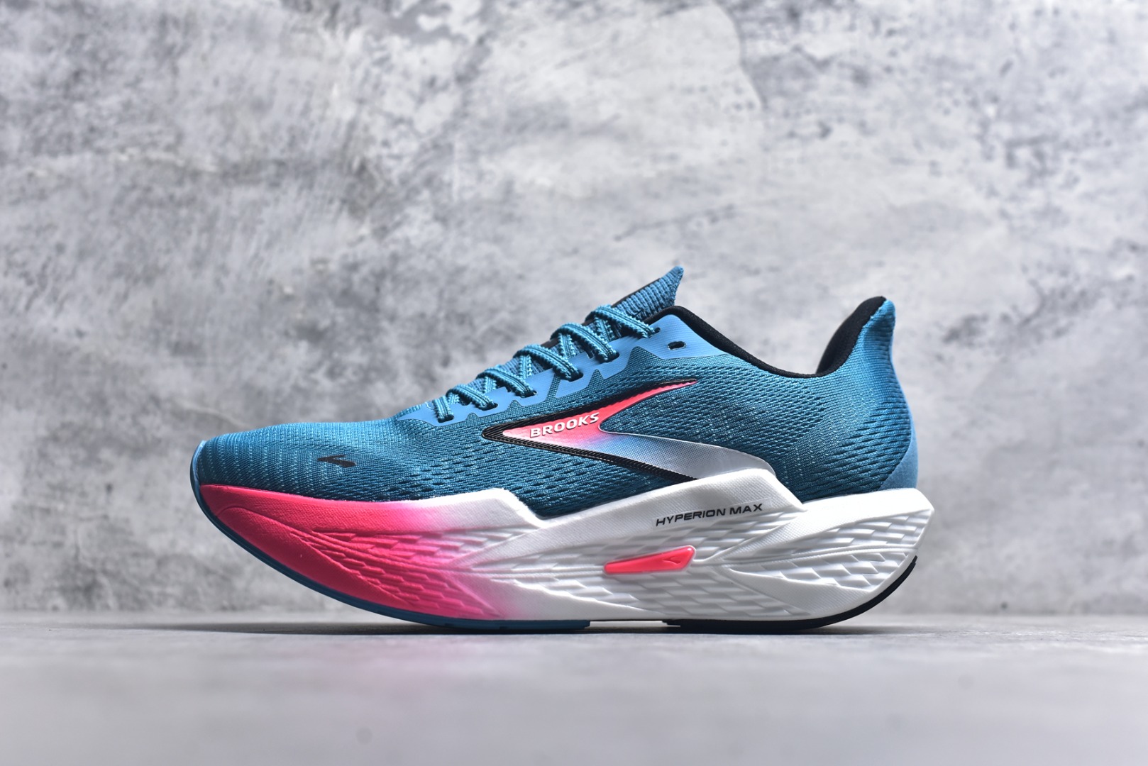 #Brooks Hyperion 布鲁克斯旋风2代舒适百搭防滑轻便低帮跑步鞋 Brooks 四大跑鞋之一 百年品牌 跑鞋从外形上基本就能判断这是一款速度跑鞋 简洁干练的外形结构和极强的运动流线型看着非常有速度感 上脚的第一感觉是非常轻 美码9码的鞋单只206g不到 从个人偏好来说 200g左右的竞速鞋最具安全感 鞋面采用单层网布 很薄 前掌使用了大量开放式网眼 排气直接快速 透气性上乘 鞋舌也是轻量化设计 仅为一层麂皮 和脚背完美贴合 鞋舌中央有个防偏穿孔 从实际穿着来看 通常鞋舌都是外偏 如果是防偏穿孔位于中心 防偏效果其实并不十分有效 如果采用趋外侧的偏心设计更有效 鞋帮泡棉填充量不大 但非常紧凑 贴合舒适 包裹稳固 内置硬质TPU保证必要的稳定性 跑鞋中底采用的是DNA FLASH科技材料 DNA FLASH中底科技 是Brooks第一款将氮气注入中底的创新科技 主要原理是借助“超临界流体”发泡技术 将液态氮稳定的转化为气态氮 并使其均匀地形成无数紧密贴合的密闭式气囊结构 尺码：36 36.5 37.5 38 38.5 39 40 40.5 41 42 42.5 43 44 44.5 45 46-选品中心