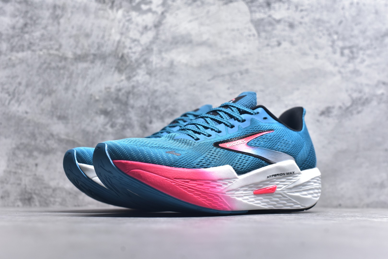 图片[2]-#Brooks Hyperion 布鲁克斯旋风2代舒适百搭防滑轻便低帮跑步鞋 Brooks 四大跑鞋之一 百年品牌 跑鞋从外形上基本就能判断这是一款速度跑鞋 简洁干练的外形结构和极强的运动流线型看着非常有速度感 上脚的第一感觉是非常轻 美码9码的鞋单只206g不到 从个人偏好来说 200g左右的竞速鞋最具安全感 鞋面采用单层网布 很薄 前掌使用了大量开放式网眼 排气直接快速 透气性上乘 鞋舌也是轻量化设计 仅为一层麂皮 和脚背完美贴合 鞋舌中央有个防偏穿孔 从实际穿着来看 通常鞋舌都是外偏 如果是防偏穿孔位于中心 防偏效果其实并不十分有效 如果采用趋外侧的偏心设计更有效 鞋帮泡棉填充量不大 但非常紧凑 贴合舒适 包裹稳固 内置硬质TPU保证必要的稳定性 跑鞋中底采用的是DNA FLASH科技材料 DNA FLASH中底科技 是Brooks第一款将氮气注入中底的创新科技 主要原理是借助“超临界流体”发泡技术 将液态氮稳定的转化为气态氮 并使其均匀地形成无数紧密贴合的密闭式气囊结构 尺码：36 36.5 37.5 38 38.5 39 40 40.5 41 42 42.5 43 44 44.5 45 46-选品中心