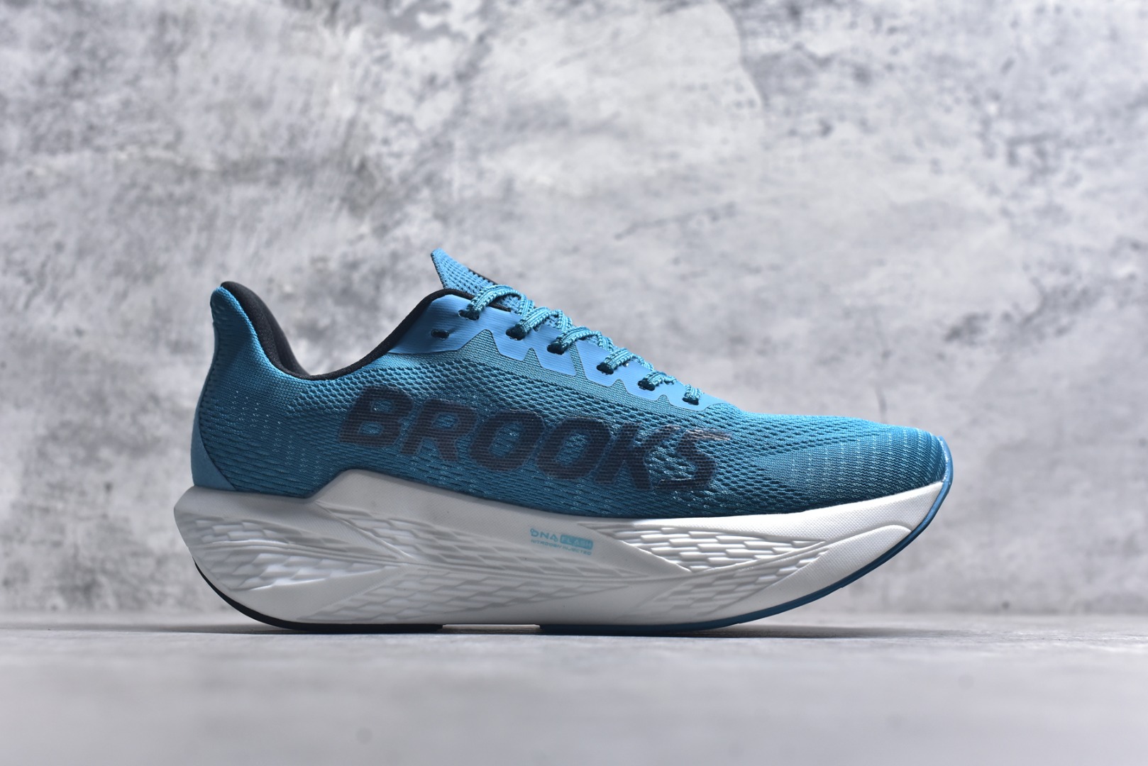 图片[3]-#Brooks Hyperion 布鲁克斯旋风2代舒适百搭防滑轻便低帮跑步鞋 Brooks 四大跑鞋之一 百年品牌 跑鞋从外形上基本就能判断这是一款速度跑鞋 简洁干练的外形结构和极强的运动流线型看着非常有速度感 上脚的第一感觉是非常轻 美码9码的鞋单只206g不到 从个人偏好来说 200g左右的竞速鞋最具安全感 鞋面采用单层网布 很薄 前掌使用了大量开放式网眼 排气直接快速 透气性上乘 鞋舌也是轻量化设计 仅为一层麂皮 和脚背完美贴合 鞋舌中央有个防偏穿孔 从实际穿着来看 通常鞋舌都是外偏 如果是防偏穿孔位于中心 防偏效果其实并不十分有效 如果采用趋外侧的偏心设计更有效 鞋帮泡棉填充量不大 但非常紧凑 贴合舒适 包裹稳固 内置硬质TPU保证必要的稳定性 跑鞋中底采用的是DNA FLASH科技材料 DNA FLASH中底科技 是Brooks第一款将氮气注入中底的创新科技 主要原理是借助“超临界流体”发泡技术 将液态氮稳定的转化为气态氮 并使其均匀地形成无数紧密贴合的密闭式气囊结构 尺码：36 36.5 37.5 38 38.5 39 40 40.5 41 42 42.5 43 44 44.5 45 46-选品中心