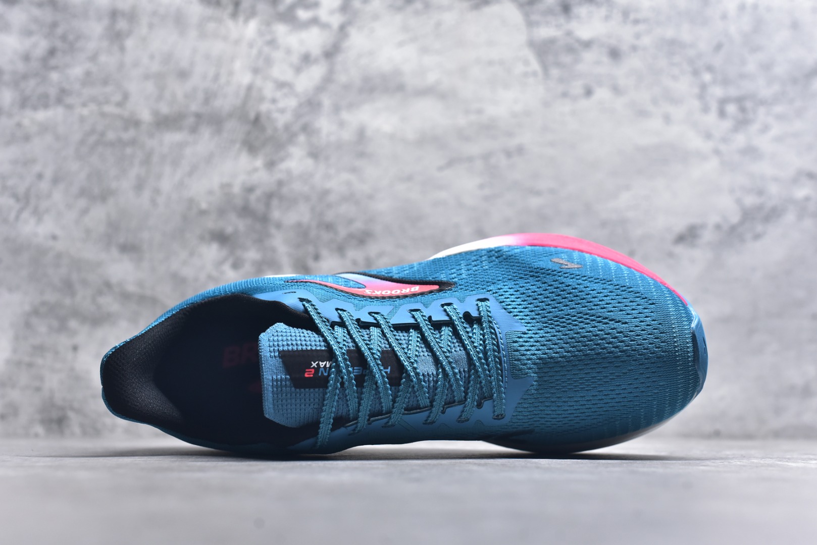 图片[4]-#Brooks Hyperion 布鲁克斯旋风2代舒适百搭防滑轻便低帮跑步鞋 Brooks 四大跑鞋之一 百年品牌 跑鞋从外形上基本就能判断这是一款速度跑鞋 简洁干练的外形结构和极强的运动流线型看着非常有速度感 上脚的第一感觉是非常轻 美码9码的鞋单只206g不到 从个人偏好来说 200g左右的竞速鞋最具安全感 鞋面采用单层网布 很薄 前掌使用了大量开放式网眼 排气直接快速 透气性上乘 鞋舌也是轻量化设计 仅为一层麂皮 和脚背完美贴合 鞋舌中央有个防偏穿孔 从实际穿着来看 通常鞋舌都是外偏 如果是防偏穿孔位于中心 防偏效果其实并不十分有效 如果采用趋外侧的偏心设计更有效 鞋帮泡棉填充量不大 但非常紧凑 贴合舒适 包裹稳固 内置硬质TPU保证必要的稳定性 跑鞋中底采用的是DNA FLASH科技材料 DNA FLASH中底科技 是Brooks第一款将氮气注入中底的创新科技 主要原理是借助“超临界流体”发泡技术 将液态氮稳定的转化为气态氮 并使其均匀地形成无数紧密贴合的密闭式气囊结构 尺码：36 36.5 37.5 38 38.5 39 40 40.5 41 42 42.5 43 44 44.5 45 46-选品中心