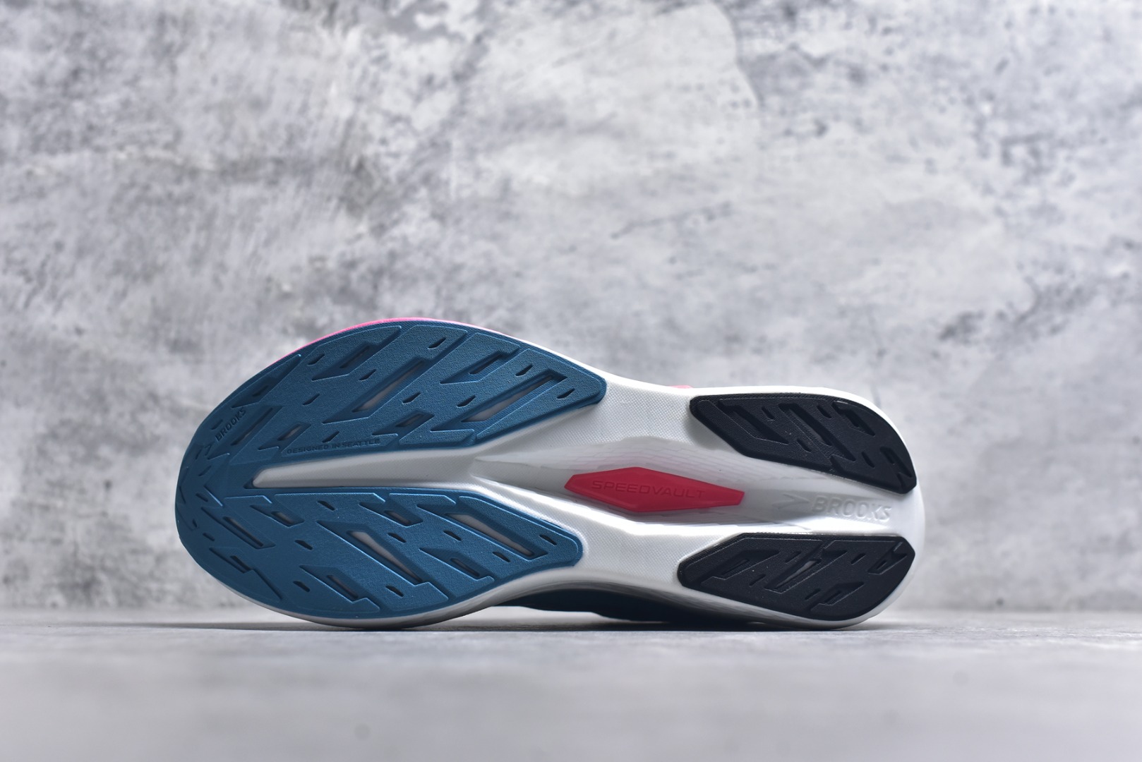 图片[6]-#Brooks Hyperion 布鲁克斯旋风2代舒适百搭防滑轻便低帮跑步鞋 Brooks 四大跑鞋之一 百年品牌 跑鞋从外形上基本就能判断这是一款速度跑鞋 简洁干练的外形结构和极强的运动流线型看着非常有速度感 上脚的第一感觉是非常轻 美码9码的鞋单只206g不到 从个人偏好来说 200g左右的竞速鞋最具安全感 鞋面采用单层网布 很薄 前掌使用了大量开放式网眼 排气直接快速 透气性上乘 鞋舌也是轻量化设计 仅为一层麂皮 和脚背完美贴合 鞋舌中央有个防偏穿孔 从实际穿着来看 通常鞋舌都是外偏 如果是防偏穿孔位于中心 防偏效果其实并不十分有效 如果采用趋外侧的偏心设计更有效 鞋帮泡棉填充量不大 但非常紧凑 贴合舒适 包裹稳固 内置硬质TPU保证必要的稳定性 跑鞋中底采用的是DNA FLASH科技材料 DNA FLASH中底科技 是Brooks第一款将氮气注入中底的创新科技 主要原理是借助“超临界流体”发泡技术 将液态氮稳定的转化为气态氮 并使其均匀地形成无数紧密贴合的密闭式气囊结构 尺码：36 36.5 37.5 38 38.5 39 40 40.5 41 42 42.5 43 44 44.5 45 46-选品中心