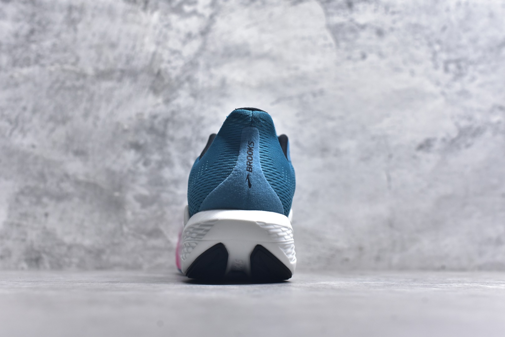 图片[5]-#Brooks Hyperion 布鲁克斯旋风2代舒适百搭防滑轻便低帮跑步鞋 Brooks 四大跑鞋之一 百年品牌 跑鞋从外形上基本就能判断这是一款速度跑鞋 简洁干练的外形结构和极强的运动流线型看着非常有速度感 上脚的第一感觉是非常轻 美码9码的鞋单只206g不到 从个人偏好来说 200g左右的竞速鞋最具安全感 鞋面采用单层网布 很薄 前掌使用了大量开放式网眼 排气直接快速 透气性上乘 鞋舌也是轻量化设计 仅为一层麂皮 和脚背完美贴合 鞋舌中央有个防偏穿孔 从实际穿着来看 通常鞋舌都是外偏 如果是防偏穿孔位于中心 防偏效果其实并不十分有效 如果采用趋外侧的偏心设计更有效 鞋帮泡棉填充量不大 但非常紧凑 贴合舒适 包裹稳固 内置硬质TPU保证必要的稳定性 跑鞋中底采用的是DNA FLASH科技材料 DNA FLASH中底科技 是Brooks第一款将氮气注入中底的创新科技 主要原理是借助“超临界流体”发泡技术 将液态氮稳定的转化为气态氮 并使其均匀地形成无数紧密贴合的密闭式气囊结构 尺码：36 36.5 37.5 38 38.5 39 40 40.5 41 42 42.5 43 44 44.5 45 46-选品中心