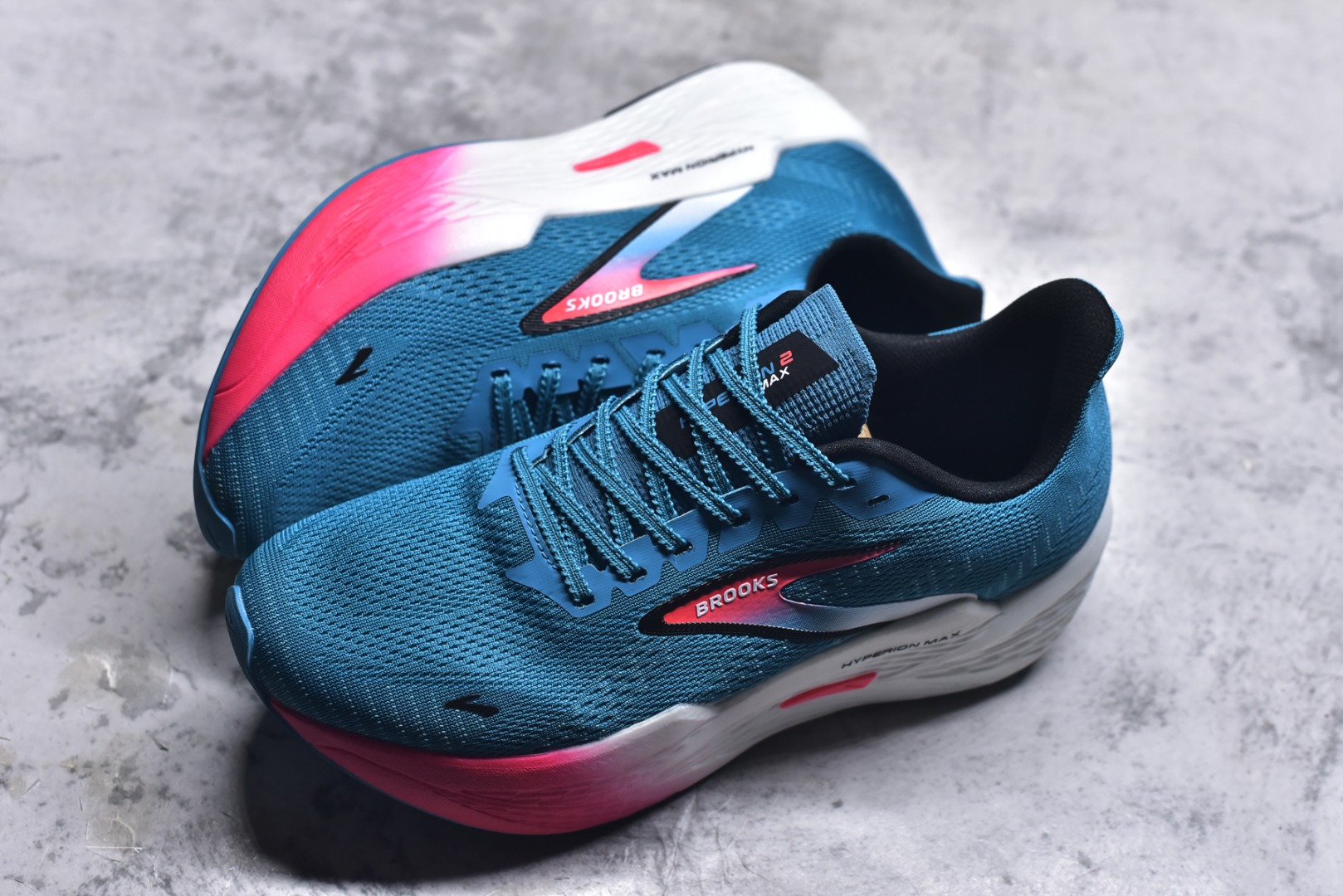 图片[7]-#Brooks Hyperion 布鲁克斯旋风2代舒适百搭防滑轻便低帮跑步鞋 Brooks 四大跑鞋之一 百年品牌 跑鞋从外形上基本就能判断这是一款速度跑鞋 简洁干练的外形结构和极强的运动流线型看着非常有速度感 上脚的第一感觉是非常轻 美码9码的鞋单只206g不到 从个人偏好来说 200g左右的竞速鞋最具安全感 鞋面采用单层网布 很薄 前掌使用了大量开放式网眼 排气直接快速 透气性上乘 鞋舌也是轻量化设计 仅为一层麂皮 和脚背完美贴合 鞋舌中央有个防偏穿孔 从实际穿着来看 通常鞋舌都是外偏 如果是防偏穿孔位于中心 防偏效果其实并不十分有效 如果采用趋外侧的偏心设计更有效 鞋帮泡棉填充量不大 但非常紧凑 贴合舒适 包裹稳固 内置硬质TPU保证必要的稳定性 跑鞋中底采用的是DNA FLASH科技材料 DNA FLASH中底科技 是Brooks第一款将氮气注入中底的创新科技 主要原理是借助“超临界流体”发泡技术 将液态氮稳定的转化为气态氮 并使其均匀地形成无数紧密贴合的密闭式气囊结构 尺码：36 36.5 37.5 38 38.5 39 40 40.5 41 42 42.5 43 44 44.5 45 46-选品中心