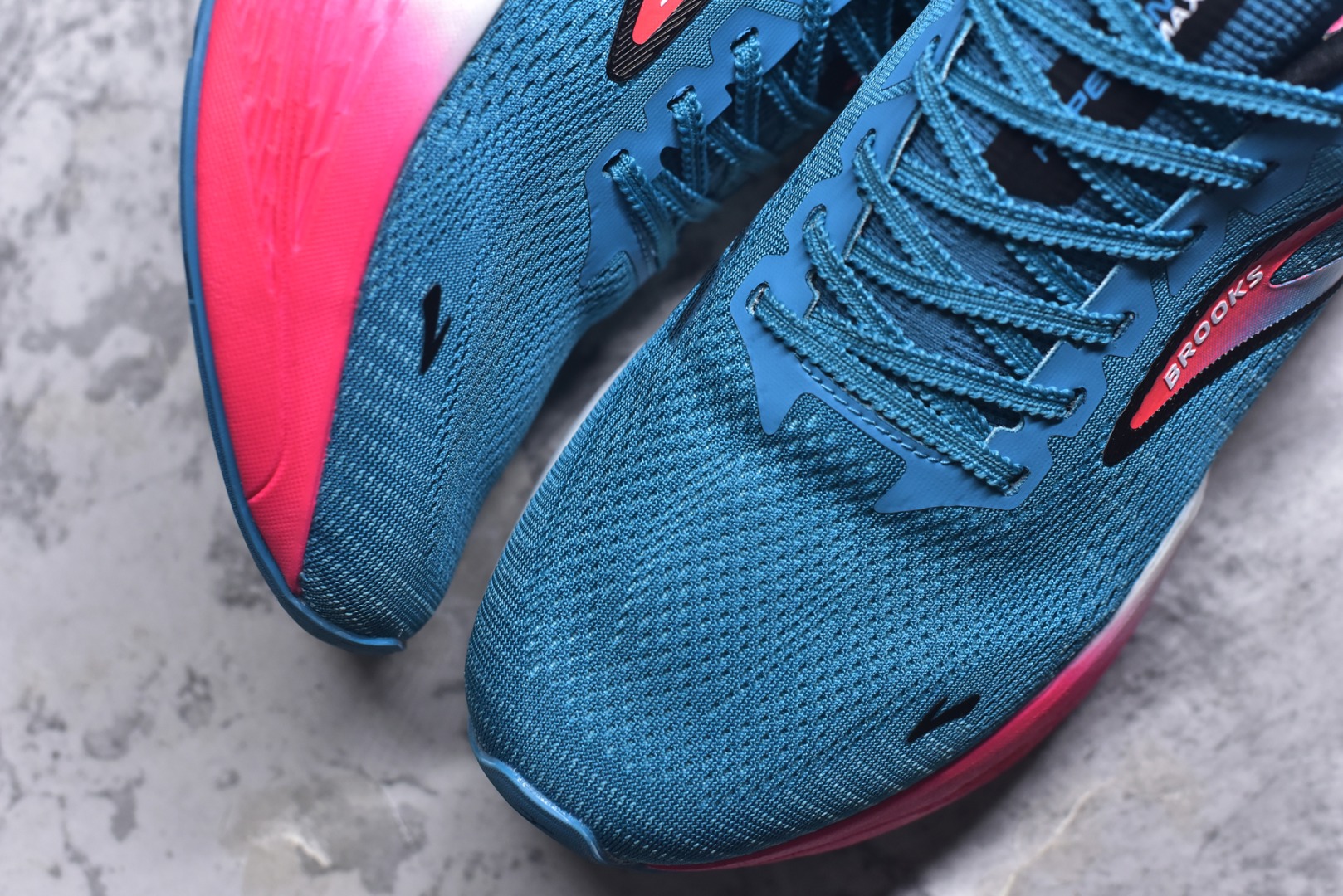 图片[8]-#Brooks Hyperion 布鲁克斯旋风2代舒适百搭防滑轻便低帮跑步鞋 Brooks 四大跑鞋之一 百年品牌 跑鞋从外形上基本就能判断这是一款速度跑鞋 简洁干练的外形结构和极强的运动流线型看着非常有速度感 上脚的第一感觉是非常轻 美码9码的鞋单只206g不到 从个人偏好来说 200g左右的竞速鞋最具安全感 鞋面采用单层网布 很薄 前掌使用了大量开放式网眼 排气直接快速 透气性上乘 鞋舌也是轻量化设计 仅为一层麂皮 和脚背完美贴合 鞋舌中央有个防偏穿孔 从实际穿着来看 通常鞋舌都是外偏 如果是防偏穿孔位于中心 防偏效果其实并不十分有效 如果采用趋外侧的偏心设计更有效 鞋帮泡棉填充量不大 但非常紧凑 贴合舒适 包裹稳固 内置硬质TPU保证必要的稳定性 跑鞋中底采用的是DNA FLASH科技材料 DNA FLASH中底科技 是Brooks第一款将氮气注入中底的创新科技 主要原理是借助“超临界流体”发泡技术 将液态氮稳定的转化为气态氮 并使其均匀地形成无数紧密贴合的密闭式气囊结构 尺码：36 36.5 37.5 38 38.5 39 40 40.5 41 42 42.5 43 44 44.5 45 46-选品中心