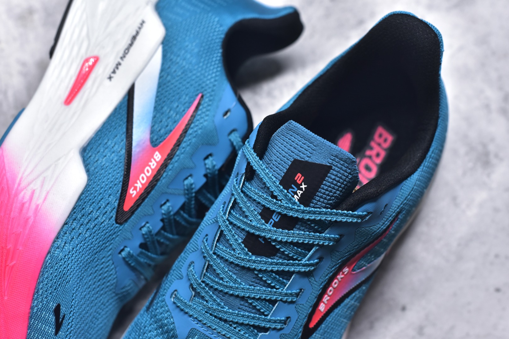 图片[9]-#Brooks Hyperion 布鲁克斯旋风2代舒适百搭防滑轻便低帮跑步鞋 Brooks 四大跑鞋之一 百年品牌 跑鞋从外形上基本就能判断这是一款速度跑鞋 简洁干练的外形结构和极强的运动流线型看着非常有速度感 上脚的第一感觉是非常轻 美码9码的鞋单只206g不到 从个人偏好来说 200g左右的竞速鞋最具安全感 鞋面采用单层网布 很薄 前掌使用了大量开放式网眼 排气直接快速 透气性上乘 鞋舌也是轻量化设计 仅为一层麂皮 和脚背完美贴合 鞋舌中央有个防偏穿孔 从实际穿着来看 通常鞋舌都是外偏 如果是防偏穿孔位于中心 防偏效果其实并不十分有效 如果采用趋外侧的偏心设计更有效 鞋帮泡棉填充量不大 但非常紧凑 贴合舒适 包裹稳固 内置硬质TPU保证必要的稳定性 跑鞋中底采用的是DNA FLASH科技材料 DNA FLASH中底科技 是Brooks第一款将氮气注入中底的创新科技 主要原理是借助“超临界流体”发泡技术 将液态氮稳定的转化为气态氮 并使其均匀地形成无数紧密贴合的密闭式气囊结构 尺码：36 36.5 37.5 38 38.5 39 40 40.5 41 42 42.5 43 44 44.5 45 46-选品中心