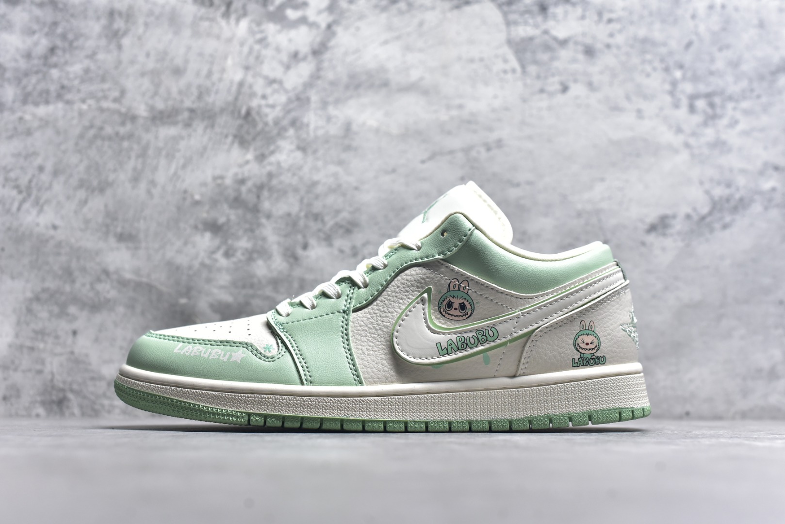 #Air Jordan 1 Retro Low x LABUBU 米绿拉布布 官方同步新色 原装级产物 拒绝公底 立体鞋型 细节完美 高清洁度 购置公司同步原材料 原汁原味 忠于原版 货号：QR2025 006 尺码：36 36.5 37.5 38 38.5 39 40 40.5 41 42 42.5 43 44 44.5 45-选品中心