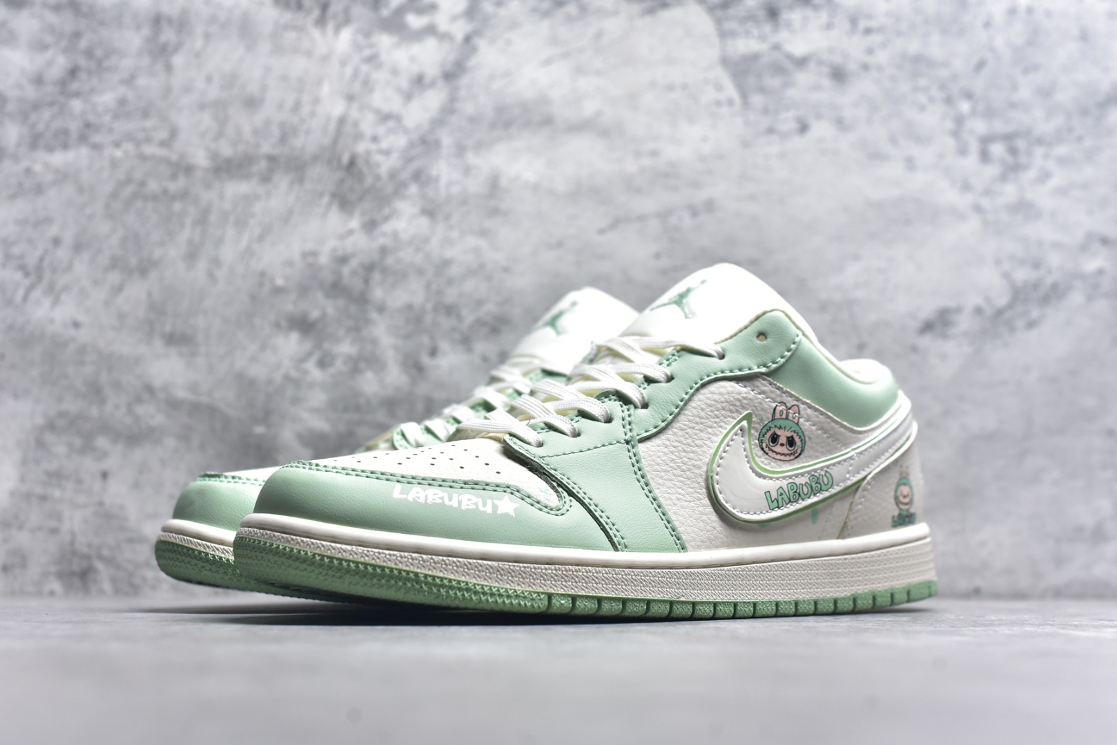 图片[2]-#Air Jordan 1 Retro Low x LABUBU 米绿拉布布 官方同步新色 原装级产物 拒绝公底 立体鞋型 细节完美 高清洁度 购置公司同步原材料 原汁原味 忠于原版 货号：QR2025 006 尺码：36 36.5 37.5 38 38.5 39 40 40.5 41 42 42.5 43 44 44.5 45-选品中心