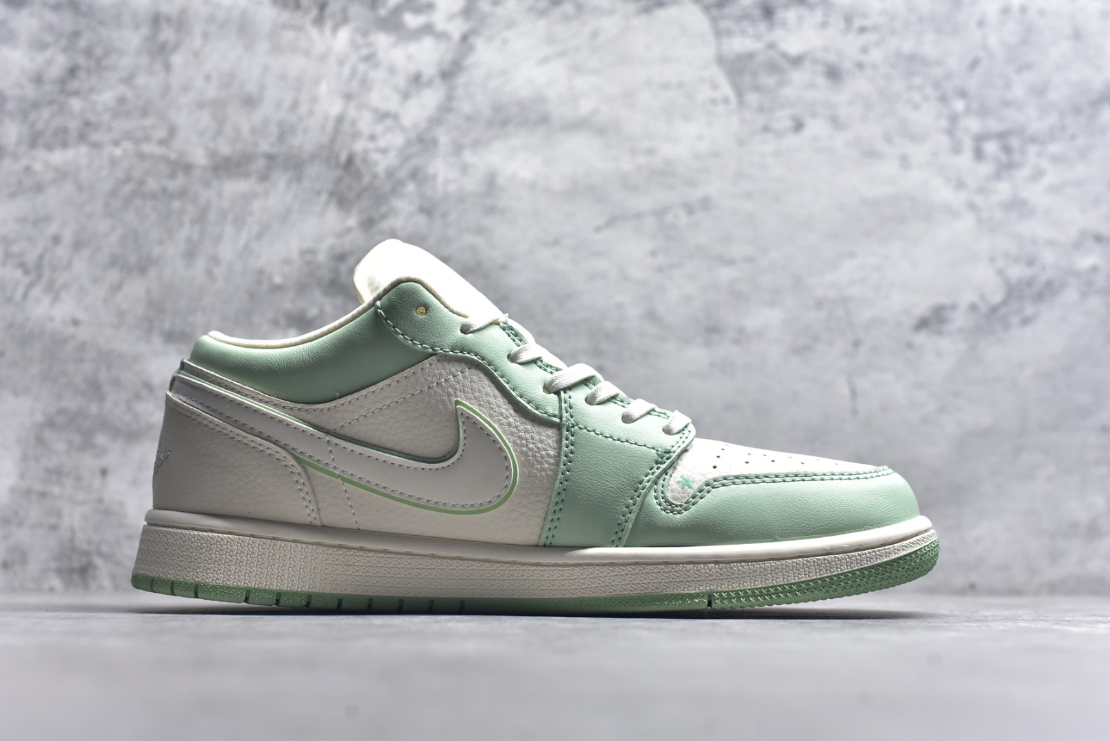 图片[3]-#Air Jordan 1 Retro Low x LABUBU 米绿拉布布 官方同步新色 原装级产物 拒绝公底 立体鞋型 细节完美 高清洁度 购置公司同步原材料 原汁原味 忠于原版 货号：QR2025 006 尺码：36 36.5 37.5 38 38.5 39 40 40.5 41 42 42.5 43 44 44.5 45-选品中心