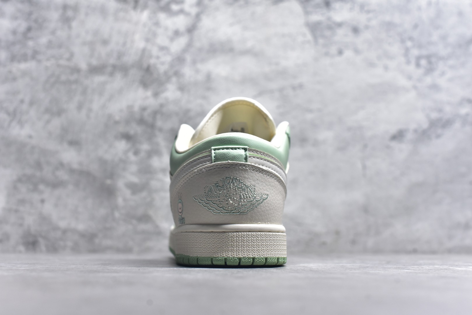 图片[5]-#Air Jordan 1 Retro Low x LABUBU 米绿拉布布 官方同步新色 原装级产物 拒绝公底 立体鞋型 细节完美 高清洁度 购置公司同步原材料 原汁原味 忠于原版 货号：QR2025 006 尺码：36 36.5 37.5 38 38.5 39 40 40.5 41 42 42.5 43 44 44.5 45-选品中心