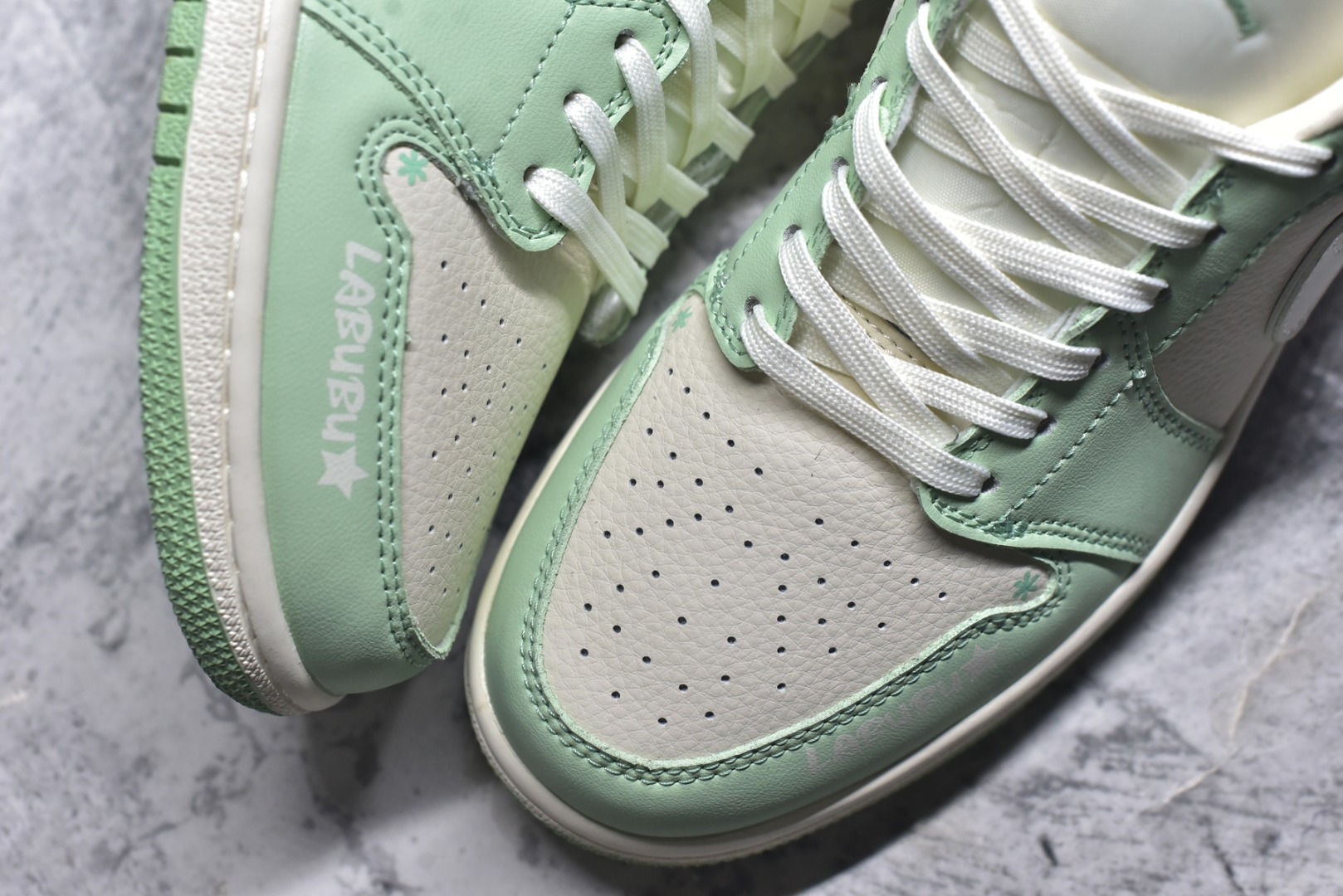 图片[8]-#Air Jordan 1 Retro Low x LABUBU 米绿拉布布 官方同步新色 原装级产物 拒绝公底 立体鞋型 细节完美 高清洁度 购置公司同步原材料 原汁原味 忠于原版 货号：QR2025 006 尺码：36 36.5 37.5 38 38.5 39 40 40.5 41 42 42.5 43 44 44.5 45-选品中心