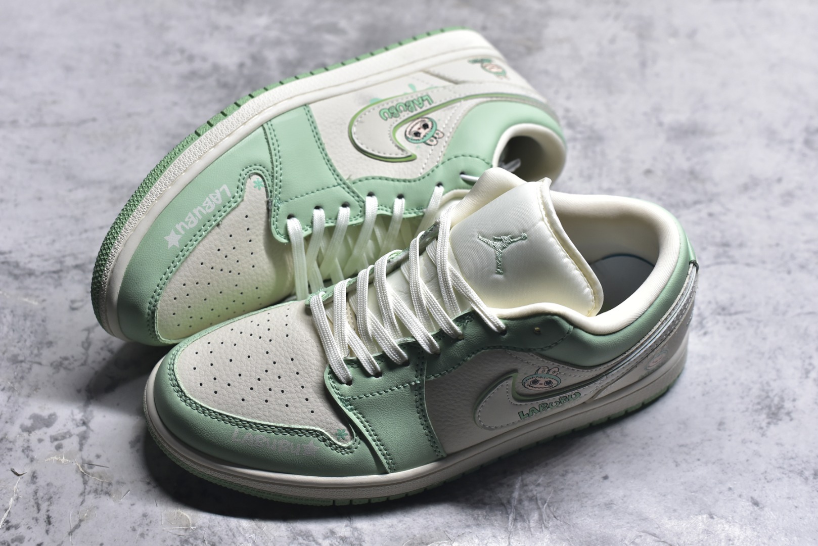 图片[7]-#Air Jordan 1 Retro Low x LABUBU 米绿拉布布 官方同步新色 原装级产物 拒绝公底 立体鞋型 细节完美 高清洁度 购置公司同步原材料 原汁原味 忠于原版 货号：QR2025 006 尺码：36 36.5 37.5 38 38.5 39 40 40.5 41 42 42.5 43 44 44.5 45-选品中心