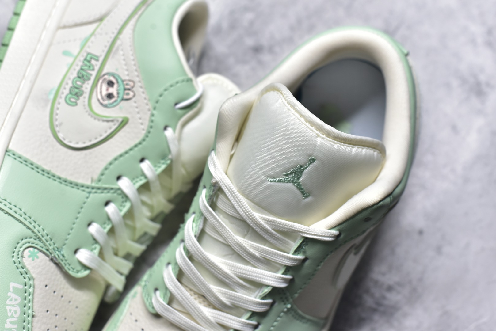 图片[9]-#Air Jordan 1 Retro Low x LABUBU 米绿拉布布 官方同步新色 原装级产物 拒绝公底 立体鞋型 细节完美 高清洁度 购置公司同步原材料 原汁原味 忠于原版 货号：QR2025 006 尺码：36 36.5 37.5 38 38.5 39 40 40.5 41 42 42.5 43 44 44.5 45-选品中心
