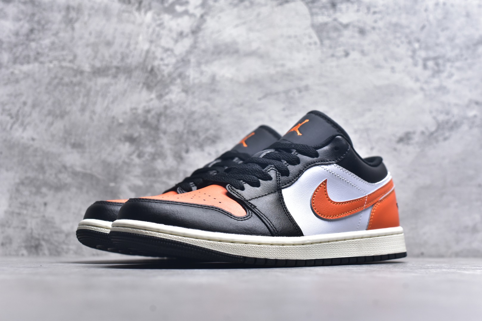 图片[2]-#Air Jordan AJ1 Low 低帮 黑扣碎 553558-081 终端优势供应 市面中低帮最具代表性版本没有之一 口碑大厂出品 品控大底版型不断改良更新 全套原纸板楦头开发 确保原汁原味 完美呈现版型 完美零毛边处理 原厂内置全掌气垫 价格定位良心 平台专用代工流水线出品 一眼公司既视感 拿到手的一瞬间就与众不同 碾压市面所有版本 全部原鞋开发 每一个配色都会采购原鞋确认细节 打破市面看图做货无好货之说 尺码：35.5 36 36.5 37.5 38 38.5 39 40 40.5 41 42 42.5 43 44 44.5 45 46-选品中心