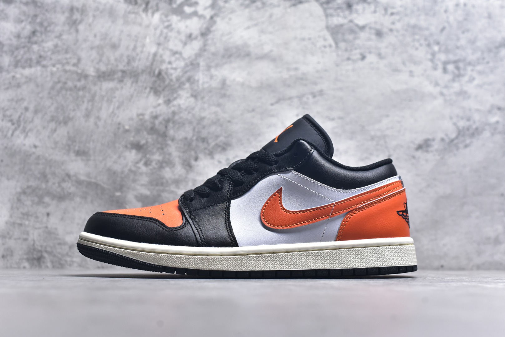 #Air Jordan AJ1 Low 低帮 黑扣碎 553558-081 终端优势供应 市面中低帮最具代表性版本没有之一 口碑大厂出品 品控大底版型不断改良更新 全套原纸板楦头开发 确保原汁原味 完美呈现版型 完美零毛边处理 原厂内置全掌气垫 价格定位良心 平台专用代工流水线出品 一眼公司既视感 拿到手的一瞬间就与众不同 碾压市面所有版本 全部原鞋开发 每一个配色都会采购原鞋确认细节 打破市面看图做货无好货之说 尺码：35.5 36 36.5 37.5 38 38.5 39 40 40.5 41 42 42.5 43 44 44.5 45 46-选品中心