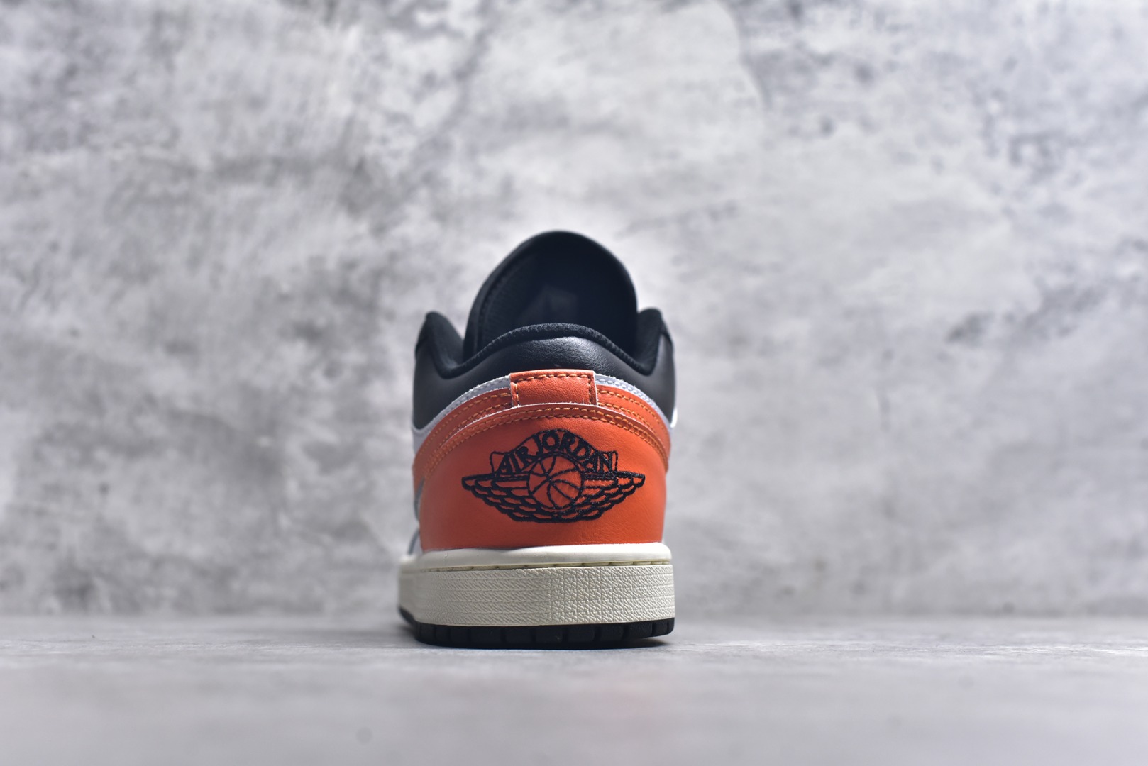 图片[5]-#Air Jordan AJ1 Low 低帮 黑扣碎 553558-081 终端优势供应 市面中低帮最具代表性版本没有之一 口碑大厂出品 品控大底版型不断改良更新 全套原纸板楦头开发 确保原汁原味 完美呈现版型 完美零毛边处理 原厂内置全掌气垫 价格定位良心 平台专用代工流水线出品 一眼公司既视感 拿到手的一瞬间就与众不同 碾压市面所有版本 全部原鞋开发 每一个配色都会采购原鞋确认细节 打破市面看图做货无好货之说 尺码：35.5 36 36.5 37.5 38 38.5 39 40 40.5 41 42 42.5 43 44 44.5 45 46-选品中心