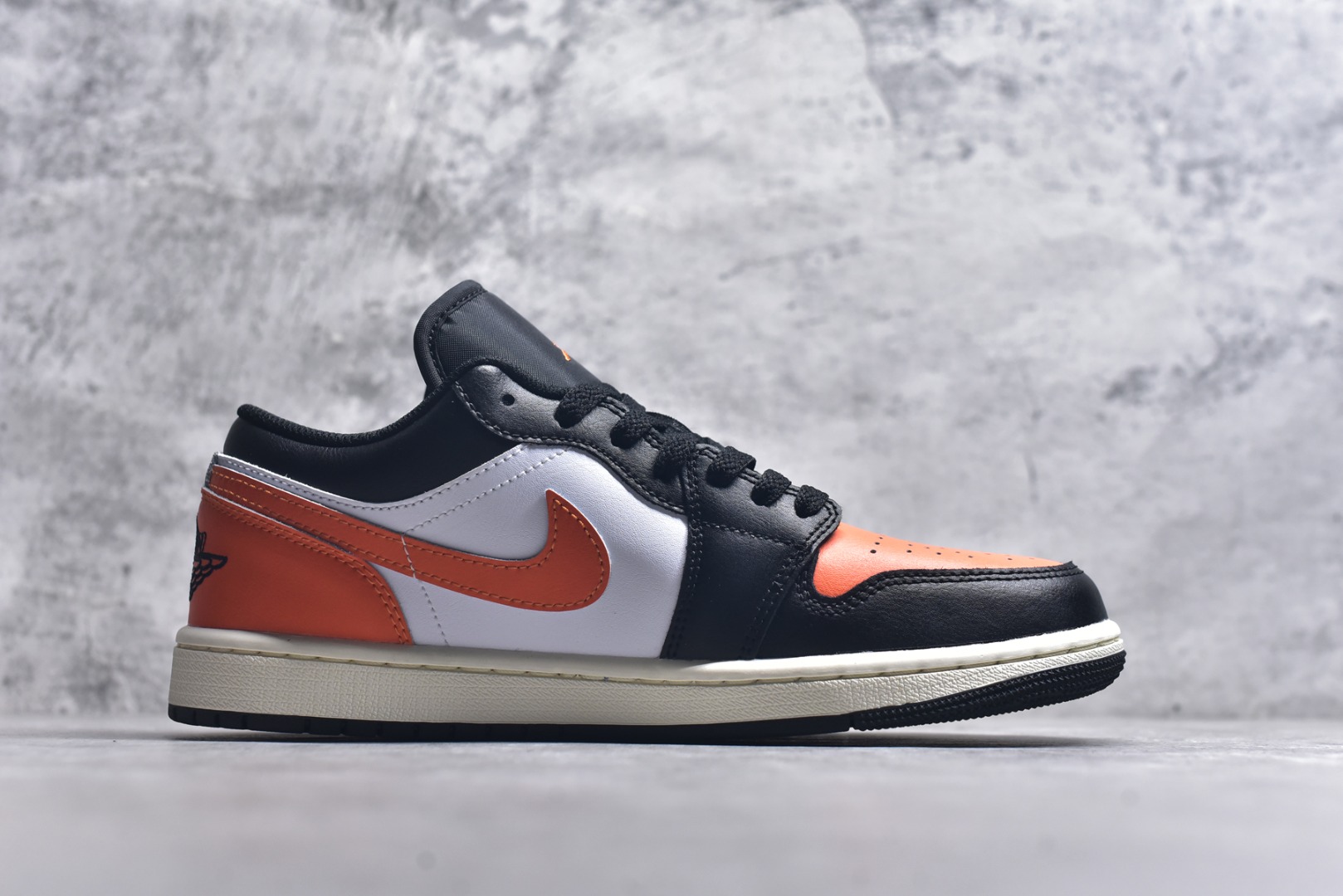 图片[3]-#Air Jordan AJ1 Low 低帮 黑扣碎 553558-081 终端优势供应 市面中低帮最具代表性版本没有之一 口碑大厂出品 品控大底版型不断改良更新 全套原纸板楦头开发 确保原汁原味 完美呈现版型 完美零毛边处理 原厂内置全掌气垫 价格定位良心 平台专用代工流水线出品 一眼公司既视感 拿到手的一瞬间就与众不同 碾压市面所有版本 全部原鞋开发 每一个配色都会采购原鞋确认细节 打破市面看图做货无好货之说 尺码：35.5 36 36.5 37.5 38 38.5 39 40 40.5 41 42 42.5 43 44 44.5 45 46-选品中心