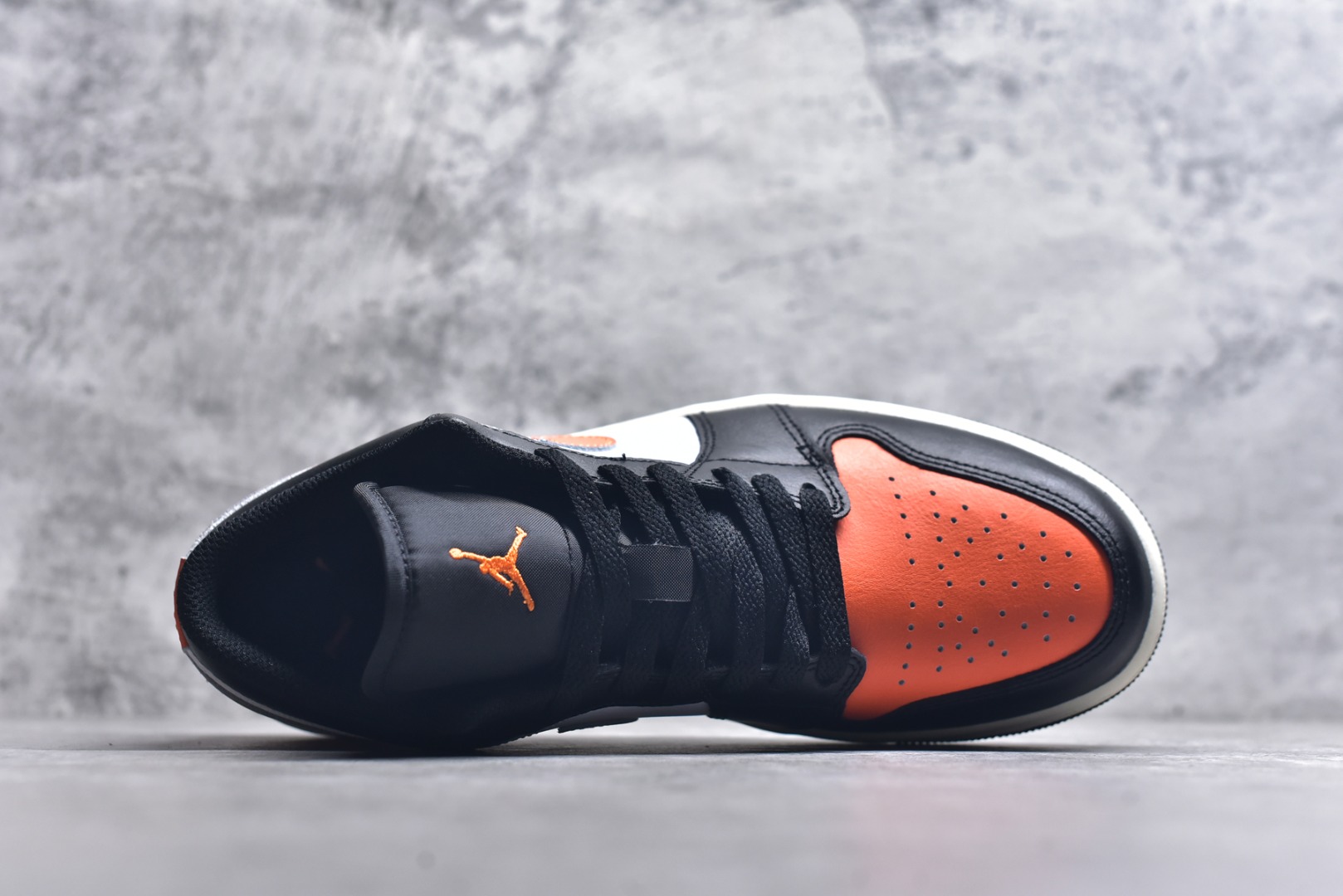 图片[4]-#Air Jordan AJ1 Low 低帮 黑扣碎 553558-081 终端优势供应 市面中低帮最具代表性版本没有之一 口碑大厂出品 品控大底版型不断改良更新 全套原纸板楦头开发 确保原汁原味 完美呈现版型 完美零毛边处理 原厂内置全掌气垫 价格定位良心 平台专用代工流水线出品 一眼公司既视感 拿到手的一瞬间就与众不同 碾压市面所有版本 全部原鞋开发 每一个配色都会采购原鞋确认细节 打破市面看图做货无好货之说 尺码：35.5 36 36.5 37.5 38 38.5 39 40 40.5 41 42 42.5 43 44 44.5 45 46-选品中心