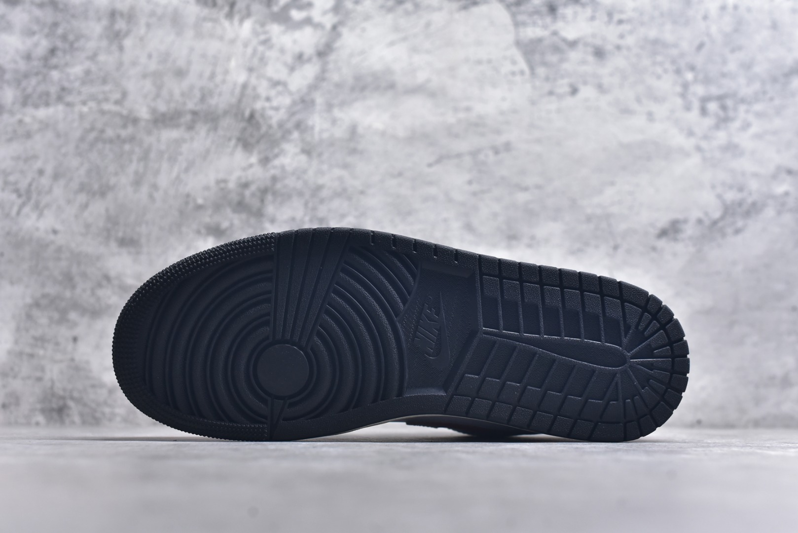 图片[6]-#Air Jordan AJ1 Low 低帮 黑扣碎 553558-081 终端优势供应 市面中低帮最具代表性版本没有之一 口碑大厂出品 品控大底版型不断改良更新 全套原纸板楦头开发 确保原汁原味 完美呈现版型 完美零毛边处理 原厂内置全掌气垫 价格定位良心 平台专用代工流水线出品 一眼公司既视感 拿到手的一瞬间就与众不同 碾压市面所有版本 全部原鞋开发 每一个配色都会采购原鞋确认细节 打破市面看图做货无好货之说 尺码：35.5 36 36.5 37.5 38 38.5 39 40 40.5 41 42 42.5 43 44 44.5 45 46-选品中心