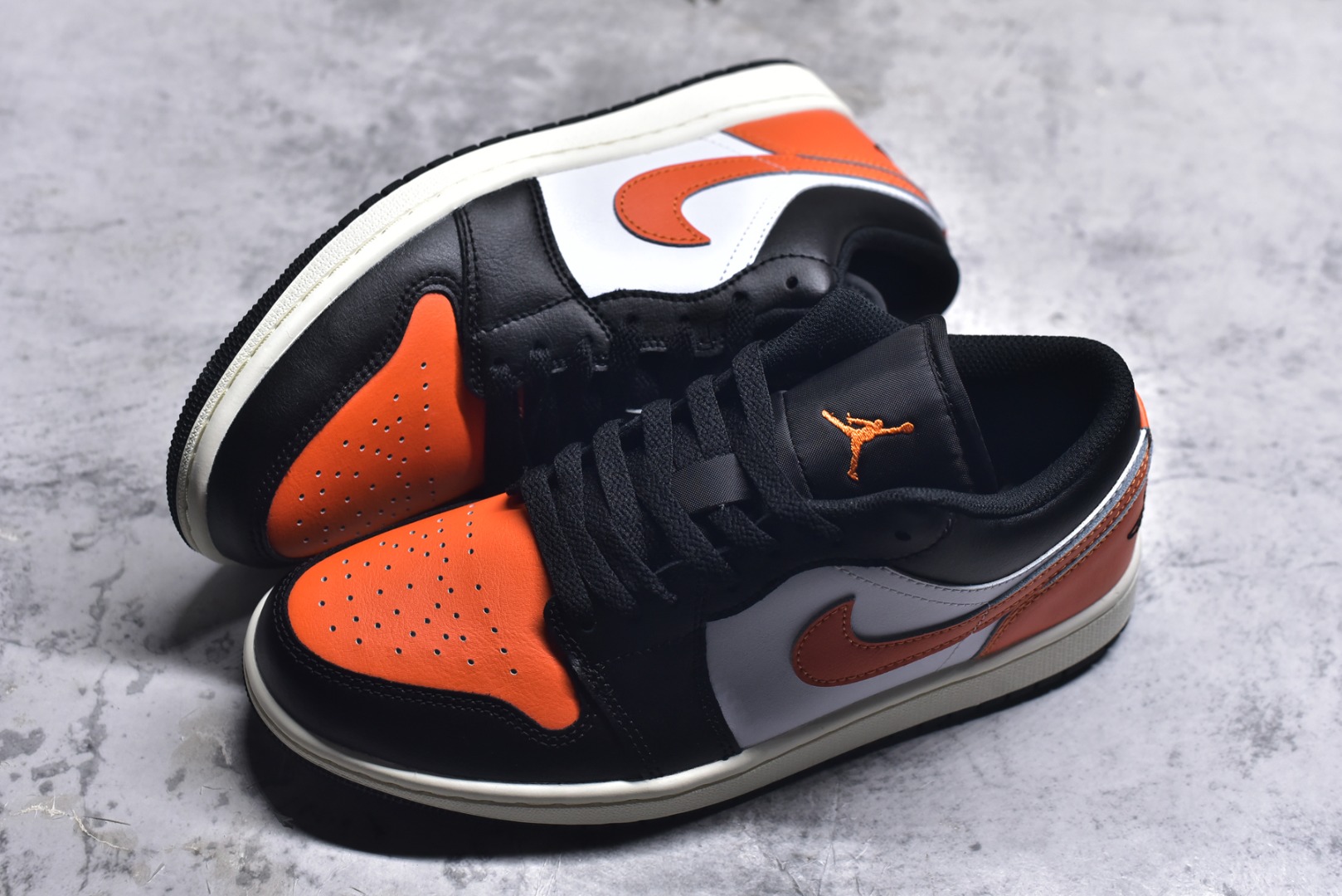 图片[7]-#Air Jordan AJ1 Low 低帮 黑扣碎 553558-081 终端优势供应 市面中低帮最具代表性版本没有之一 口碑大厂出品 品控大底版型不断改良更新 全套原纸板楦头开发 确保原汁原味 完美呈现版型 完美零毛边处理 原厂内置全掌气垫 价格定位良心 平台专用代工流水线出品 一眼公司既视感 拿到手的一瞬间就与众不同 碾压市面所有版本 全部原鞋开发 每一个配色都会采购原鞋确认细节 打破市面看图做货无好货之说 尺码：35.5 36 36.5 37.5 38 38.5 39 40 40.5 41 42 42.5 43 44 44.5 45 46-选品中心