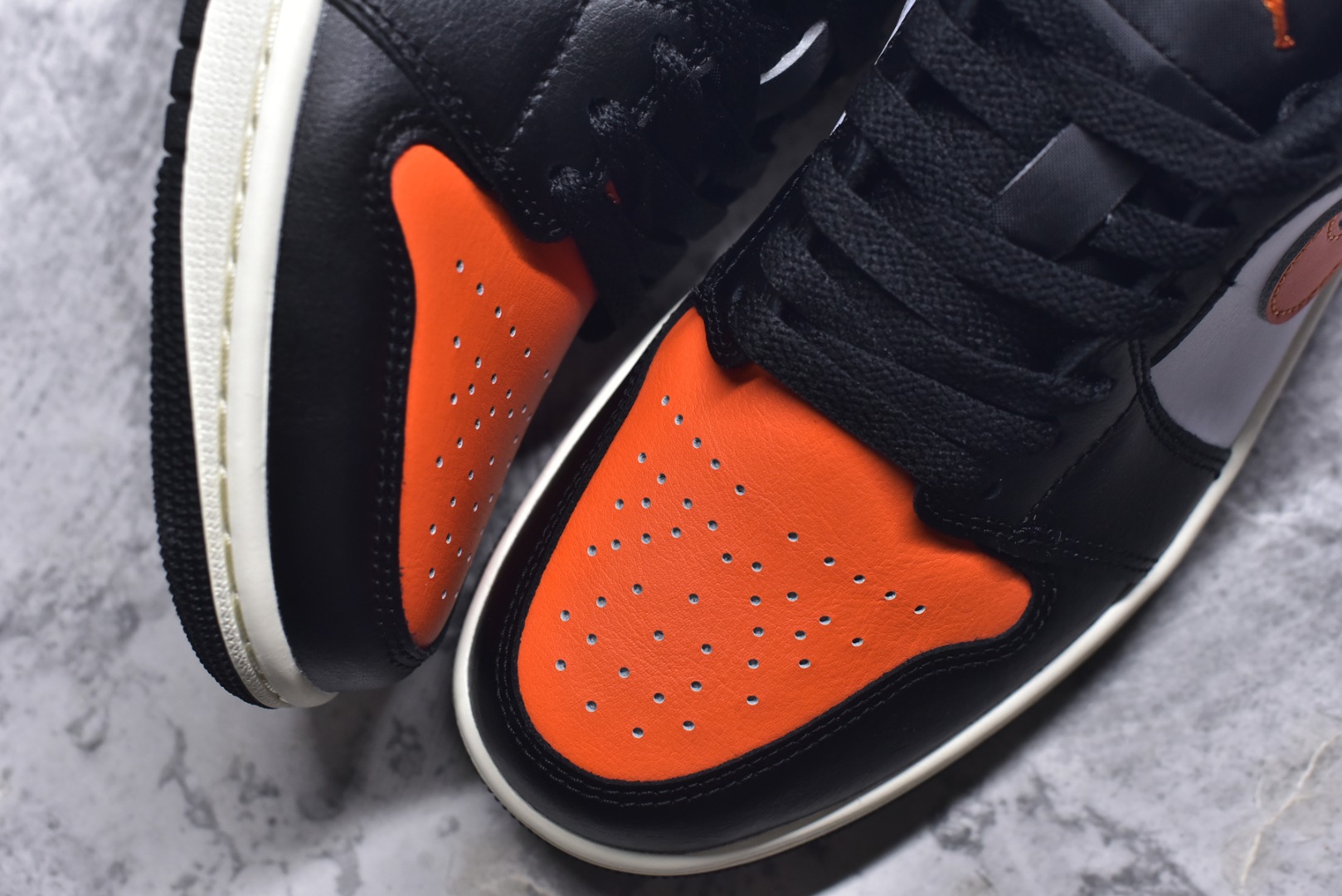 图片[8]-#Air Jordan AJ1 Low 低帮 黑扣碎 553558-081 终端优势供应 市面中低帮最具代表性版本没有之一 口碑大厂出品 品控大底版型不断改良更新 全套原纸板楦头开发 确保原汁原味 完美呈现版型 完美零毛边处理 原厂内置全掌气垫 价格定位良心 平台专用代工流水线出品 一眼公司既视感 拿到手的一瞬间就与众不同 碾压市面所有版本 全部原鞋开发 每一个配色都会采购原鞋确认细节 打破市面看图做货无好货之说 尺码：35.5 36 36.5 37.5 38 38.5 39 40 40.5 41 42 42.5 43 44 44.5 45 46-选品中心