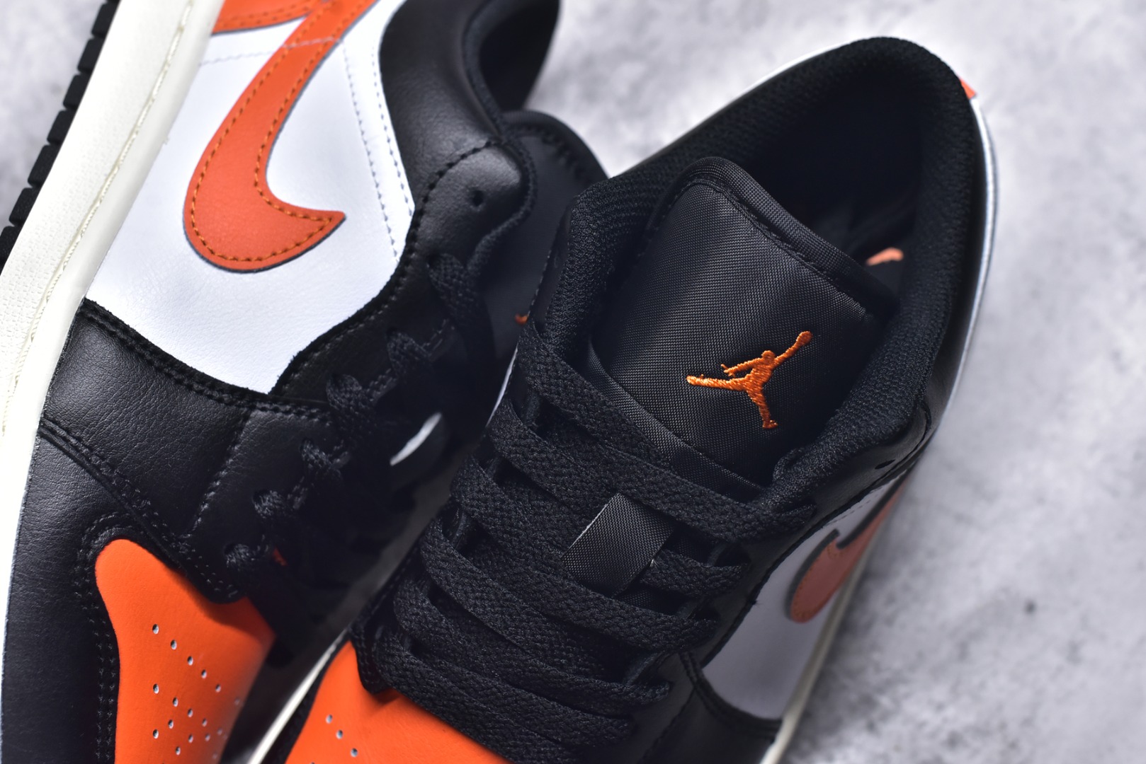 图片[9]-#Air Jordan AJ1 Low 低帮 黑扣碎 553558-081 终端优势供应 市面中低帮最具代表性版本没有之一 口碑大厂出品 品控大底版型不断改良更新 全套原纸板楦头开发 确保原汁原味 完美呈现版型 完美零毛边处理 原厂内置全掌气垫 价格定位良心 平台专用代工流水线出品 一眼公司既视感 拿到手的一瞬间就与众不同 碾压市面所有版本 全部原鞋开发 每一个配色都会采购原鞋确认细节 打破市面看图做货无好货之说 尺码：35.5 36 36.5 37.5 38 38.5 39 40 40.5 41 42 42.5 43 44 44.5 45 46-选品中心