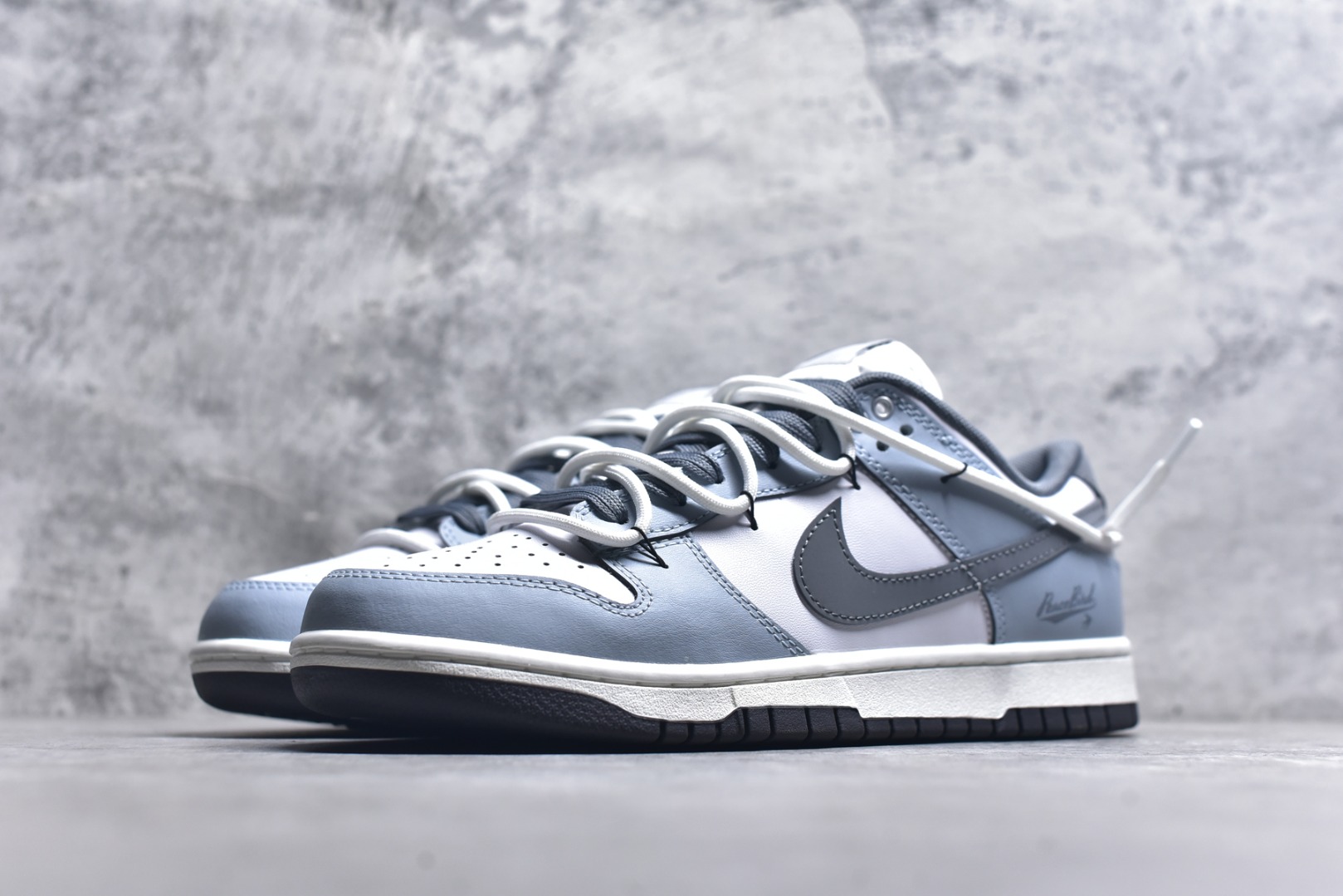图片[2]-#Nike SB Dunk Low \”Just Do it\” 白蓝绑带 周年高端定制 低帮休闲板鞋 BG0510-058 #定制鞋盒 大厂纯原品质出货 超高清洁度 皮料切割干净无任何毛边 细节完美 尺码：40 40.5 41 42 42.5 43 44 44.5 45 46 9.E5-选品中心