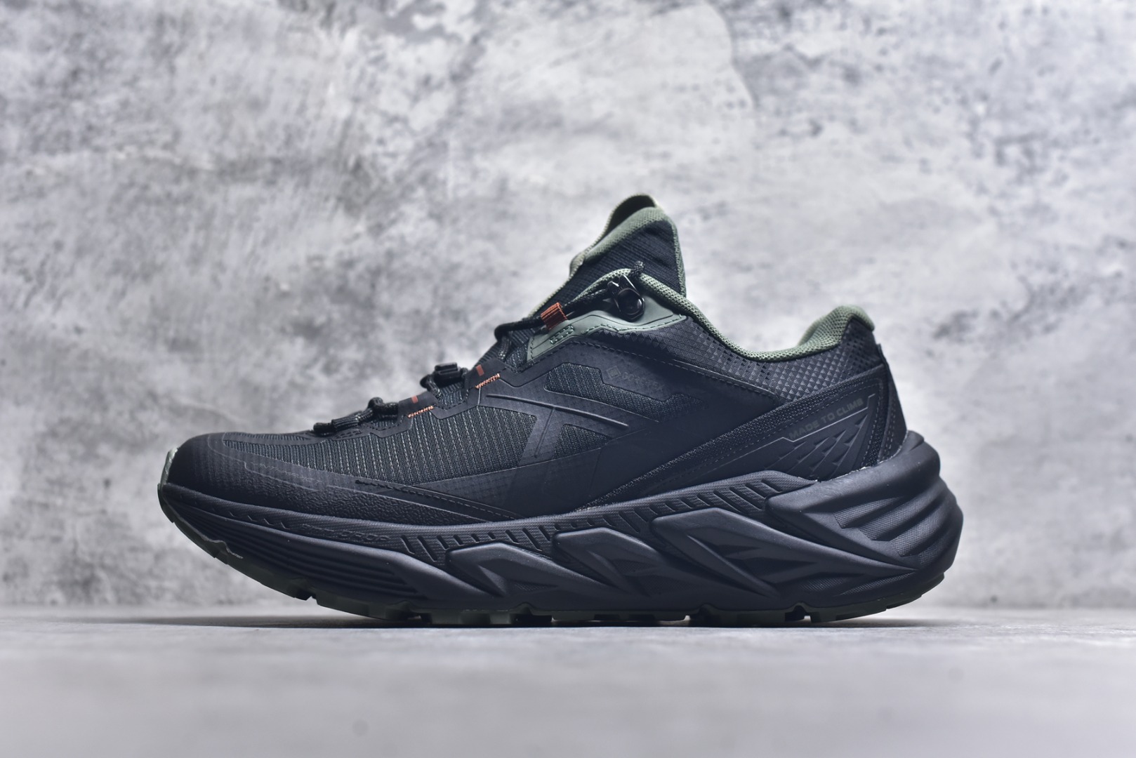 #凯乐石KAILAS山行2GTX运动户外回弹防滑低帮登山徒步鞋 专为越野跑山设计的跑山鞋 鞋面采用FILTERTEC防水透气技术，防水指数高达8000mm H₂O 运用耐磨防砂网布，能防止沙石进入鞋内，同时具备良好的透气性，可让脚部保持干爽。鞋底载Vibram防滑耐磨大底，有出色的抓地力，仿鲨齿纹路设计，能应对各种复杂路面；鞋底还能提供良好的稳定性和支撑力，减少脚部疲劳。尺码：40-45-选品中心