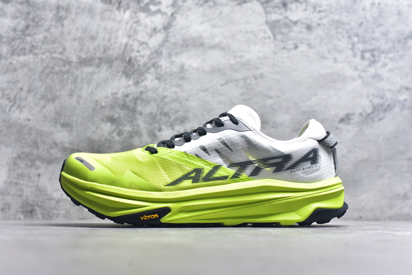 #MONTBLANC/万宝龙 x Altra CARBON Man 舒适时尚简约百搭透气跑步鞋 2009年，长跑精英运动员Golden Harper在美国犹他州创立了“Altra Footwear”，跑鞋特点是采用舒适的FootShape™M（很适鞋楦）设计和独特的BalancedCushioning™（平衡缓冲）技术，帮助遭受伤病困扰的跑者回归跑步，从而迅速积累起良好的口碑。2011年品牌迅速发展，屡获大奖。2015年开始不仅占据全美跑鞋前十，足迹更是遍布全球。2016年Altra正式进入中国市场，凭借独特的品牌风格以及出色的性能表现，三年来获得越来越多普通跑者的喜爱。销售业绩增长迅速，成为中国越野跑市场占有量前三的跑鞋品牌。实拍调校N版已经零色差零失真 百分百还原实物色彩所见即所得 不存在货不对板色差等低级问题 选购参考实物拍摄 不混卖不参货 只用心做好货严格选品 承诺混一赔十 尺码：39 40 40.5 41 42 42.5 43 44 44.5 45 46-选品中心