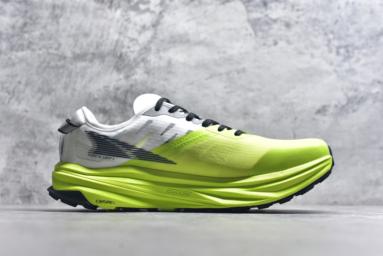 图片[3]-#MONTBLANC/万宝龙 x Altra CARBON Man 舒适时尚简约百搭透气跑步鞋 2009年，长跑精英运动员Golden Harper在美国犹他州创立了“Altra Footwear”，跑鞋特点是采用舒适的FootShape™M（很适鞋楦）设计和独特的BalancedCushioning™（平衡缓冲）技术，帮助遭受伤病困扰的跑者回归跑步，从而迅速积累起良好的口碑。2011年品牌迅速发展，屡获大奖。2015年开始不仅占据全美跑鞋前十，足迹更是遍布全球。2016年Altra正式进入中国市场，凭借独特的品牌风格以及出色的性能表现，三年来获得越来越多普通跑者的喜爱。销售业绩增长迅速，成为中国越野跑市场占有量前三的跑鞋品牌。实拍调校N版已经零色差零失真 百分百还原实物色彩所见即所得 不存在货不对板色差等低级问题 选购参考实物拍摄 不混卖不参货 只用心做好货严格选品 承诺混一赔十 尺码：39 40 40.5 41 42 42.5 43 44 44.5 45 46-选品中心