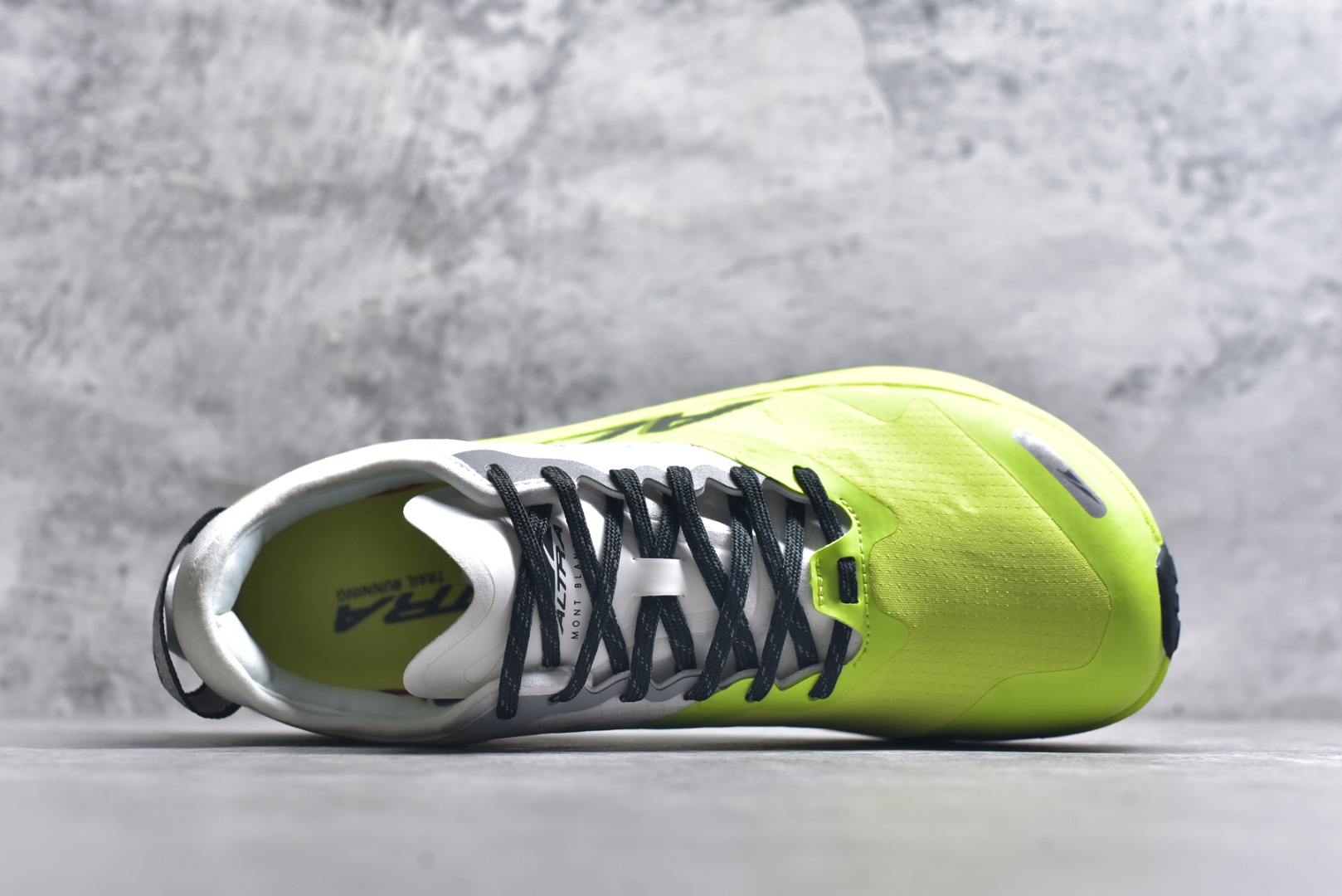 图片[4]-#MONTBLANC/万宝龙 x Altra CARBON Man 舒适时尚简约百搭透气跑步鞋 2009年，长跑精英运动员Golden Harper在美国犹他州创立了“Altra Footwear”，跑鞋特点是采用舒适的FootShape™M（很适鞋楦）设计和独特的BalancedCushioning™（平衡缓冲）技术，帮助遭受伤病困扰的跑者回归跑步，从而迅速积累起良好的口碑。2011年品牌迅速发展，屡获大奖。2015年开始不仅占据全美跑鞋前十，足迹更是遍布全球。2016年Altra正式进入中国市场，凭借独特的品牌风格以及出色的性能表现，三年来获得越来越多普通跑者的喜爱。销售业绩增长迅速，成为中国越野跑市场占有量前三的跑鞋品牌。实拍调校N版已经零色差零失真 百分百还原实物色彩所见即所得 不存在货不对板色差等低级问题 选购参考实物拍摄 不混卖不参货 只用心做好货严格选品 承诺混一赔十 尺码：39 40 40.5 41 42 42.5 43 44 44.5 45 46-选品中心