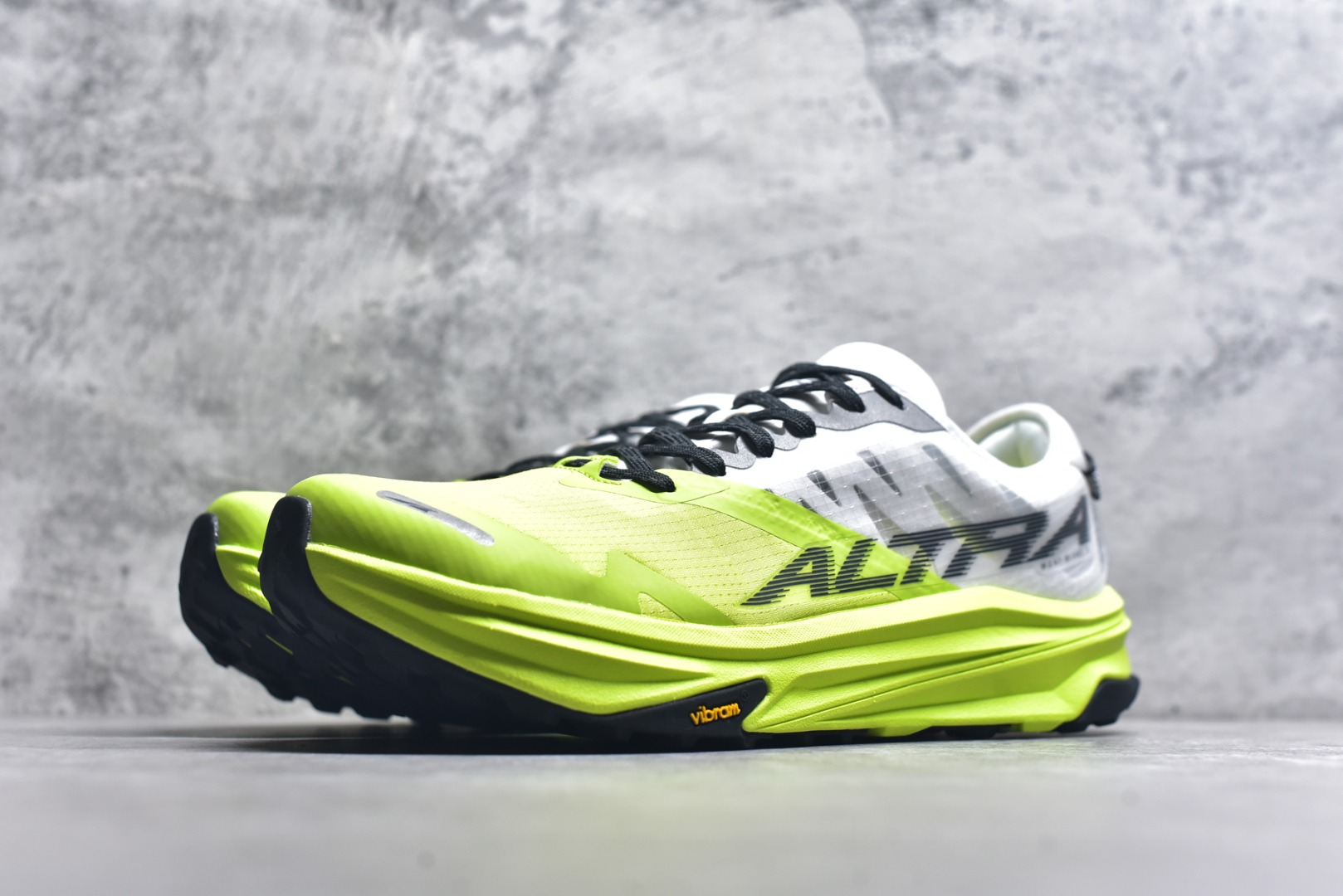 图片[2]-#MONTBLANC/万宝龙 x Altra CARBON Man 舒适时尚简约百搭透气跑步鞋 2009年，长跑精英运动员Golden Harper在美国犹他州创立了“Altra Footwear”，跑鞋特点是采用舒适的FootShape™M（很适鞋楦）设计和独特的BalancedCushioning™（平衡缓冲）技术，帮助遭受伤病困扰的跑者回归跑步，从而迅速积累起良好的口碑。2011年品牌迅速发展，屡获大奖。2015年开始不仅占据全美跑鞋前十，足迹更是遍布全球。2016年Altra正式进入中国市场，凭借独特的品牌风格以及出色的性能表现，三年来获得越来越多普通跑者的喜爱。销售业绩增长迅速，成为中国越野跑市场占有量前三的跑鞋品牌。实拍调校N版已经零色差零失真 百分百还原实物色彩所见即所得 不存在货不对板色差等低级问题 选购参考实物拍摄 不混卖不参货 只用心做好货严格选品 承诺混一赔十 尺码：39 40 40.5 41 42 42.5 43 44 44.5 45 46-选品中心