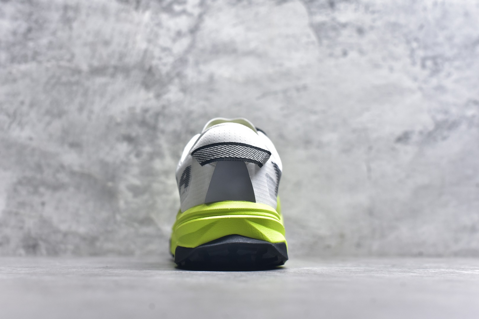 图片[5]-#MONTBLANC/万宝龙 x Altra CARBON Man 舒适时尚简约百搭透气跑步鞋 2009年，长跑精英运动员Golden Harper在美国犹他州创立了“Altra Footwear”，跑鞋特点是采用舒适的FootShape™M（很适鞋楦）设计和独特的BalancedCushioning™（平衡缓冲）技术，帮助遭受伤病困扰的跑者回归跑步，从而迅速积累起良好的口碑。2011年品牌迅速发展，屡获大奖。2015年开始不仅占据全美跑鞋前十，足迹更是遍布全球。2016年Altra正式进入中国市场，凭借独特的品牌风格以及出色的性能表现，三年来获得越来越多普通跑者的喜爱。销售业绩增长迅速，成为中国越野跑市场占有量前三的跑鞋品牌。实拍调校N版已经零色差零失真 百分百还原实物色彩所见即所得 不存在货不对板色差等低级问题 选购参考实物拍摄 不混卖不参货 只用心做好货严格选品 承诺混一赔十 尺码：39 40 40.5 41 42 42.5 43 44 44.5 45 46-选品中心