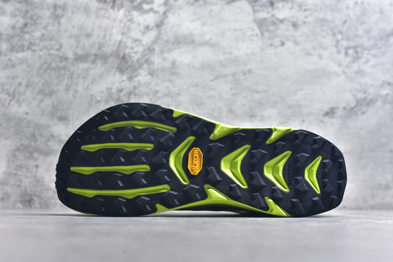 图片[6]-#MONTBLANC/万宝龙 x Altra CARBON Man 舒适时尚简约百搭透气跑步鞋 2009年，长跑精英运动员Golden Harper在美国犹他州创立了“Altra Footwear”，跑鞋特点是采用舒适的FootShape™M（很适鞋楦）设计和独特的BalancedCushioning™（平衡缓冲）技术，帮助遭受伤病困扰的跑者回归跑步，从而迅速积累起良好的口碑。2011年品牌迅速发展，屡获大奖。2015年开始不仅占据全美跑鞋前十，足迹更是遍布全球。2016年Altra正式进入中国市场，凭借独特的品牌风格以及出色的性能表现，三年来获得越来越多普通跑者的喜爱。销售业绩增长迅速，成为中国越野跑市场占有量前三的跑鞋品牌。实拍调校N版已经零色差零失真 百分百还原实物色彩所见即所得 不存在货不对板色差等低级问题 选购参考实物拍摄 不混卖不参货 只用心做好货严格选品 承诺混一赔十 尺码：39 40 40.5 41 42 42.5 43 44 44.5 45 46-选品中心