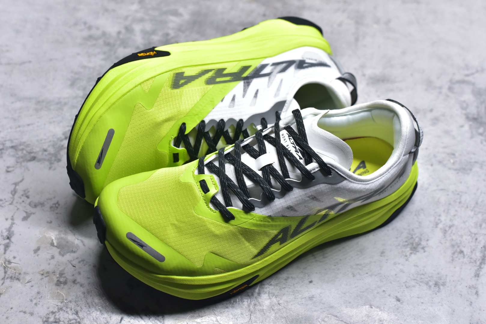 图片[7]-#MONTBLANC/万宝龙 x Altra CARBON Man 舒适时尚简约百搭透气跑步鞋 2009年，长跑精英运动员Golden Harper在美国犹他州创立了“Altra Footwear”，跑鞋特点是采用舒适的FootShape™M（很适鞋楦）设计和独特的BalancedCushioning™（平衡缓冲）技术，帮助遭受伤病困扰的跑者回归跑步，从而迅速积累起良好的口碑。2011年品牌迅速发展，屡获大奖。2015年开始不仅占据全美跑鞋前十，足迹更是遍布全球。2016年Altra正式进入中国市场，凭借独特的品牌风格以及出色的性能表现，三年来获得越来越多普通跑者的喜爱。销售业绩增长迅速，成为中国越野跑市场占有量前三的跑鞋品牌。实拍调校N版已经零色差零失真 百分百还原实物色彩所见即所得 不存在货不对板色差等低级问题 选购参考实物拍摄 不混卖不参货 只用心做好货严格选品 承诺混一赔十 尺码：39 40 40.5 41 42 42.5 43 44 44.5 45 46-选品中心