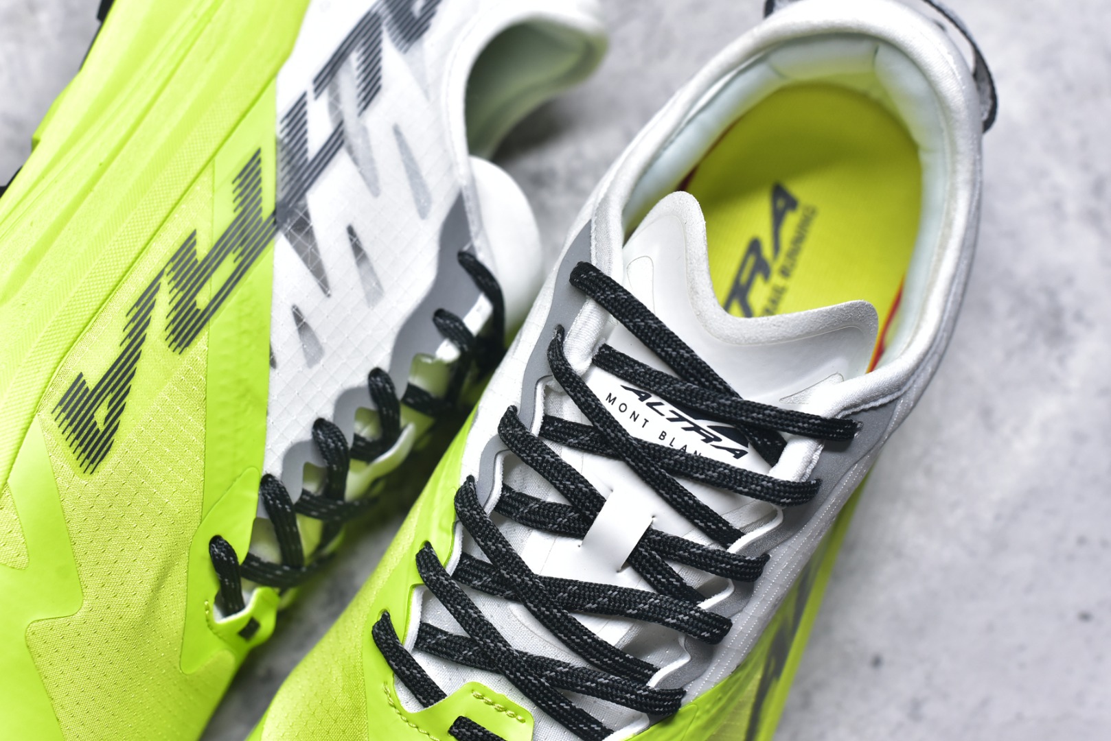 图片[9]-#MONTBLANC/万宝龙 x Altra CARBON Man 舒适时尚简约百搭透气跑步鞋 2009年，长跑精英运动员Golden Harper在美国犹他州创立了“Altra Footwear”，跑鞋特点是采用舒适的FootShape™M（很适鞋楦）设计和独特的BalancedCushioning™（平衡缓冲）技术，帮助遭受伤病困扰的跑者回归跑步，从而迅速积累起良好的口碑。2011年品牌迅速发展，屡获大奖。2015年开始不仅占据全美跑鞋前十，足迹更是遍布全球。2016年Altra正式进入中国市场，凭借独特的品牌风格以及出色的性能表现，三年来获得越来越多普通跑者的喜爱。销售业绩增长迅速，成为中国越野跑市场占有量前三的跑鞋品牌。实拍调校N版已经零色差零失真 百分百还原实物色彩所见即所得 不存在货不对板色差等低级问题 选购参考实物拍摄 不混卖不参货 只用心做好货严格选品 承诺混一赔十 尺码：39 40 40.5 41 42 42.5 43 44 44.5 45 46-选品中心