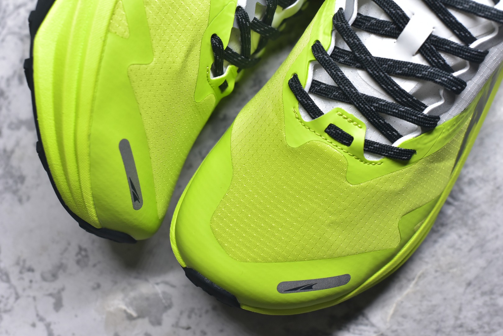 图片[8]-#MONTBLANC/万宝龙 x Altra CARBON Man 舒适时尚简约百搭透气跑步鞋 2009年，长跑精英运动员Golden Harper在美国犹他州创立了“Altra Footwear”，跑鞋特点是采用舒适的FootShape™M（很适鞋楦）设计和独特的BalancedCushioning™（平衡缓冲）技术，帮助遭受伤病困扰的跑者回归跑步，从而迅速积累起良好的口碑。2011年品牌迅速发展，屡获大奖。2015年开始不仅占据全美跑鞋前十，足迹更是遍布全球。2016年Altra正式进入中国市场，凭借独特的品牌风格以及出色的性能表现，三年来获得越来越多普通跑者的喜爱。销售业绩增长迅速，成为中国越野跑市场占有量前三的跑鞋品牌。实拍调校N版已经零色差零失真 百分百还原实物色彩所见即所得 不存在货不对板色差等低级问题 选购参考实物拍摄 不混卖不参货 只用心做好货严格选品 承诺混一赔十 尺码：39 40 40.5 41 42 42.5 43 44 44.5 45 46-选品中心