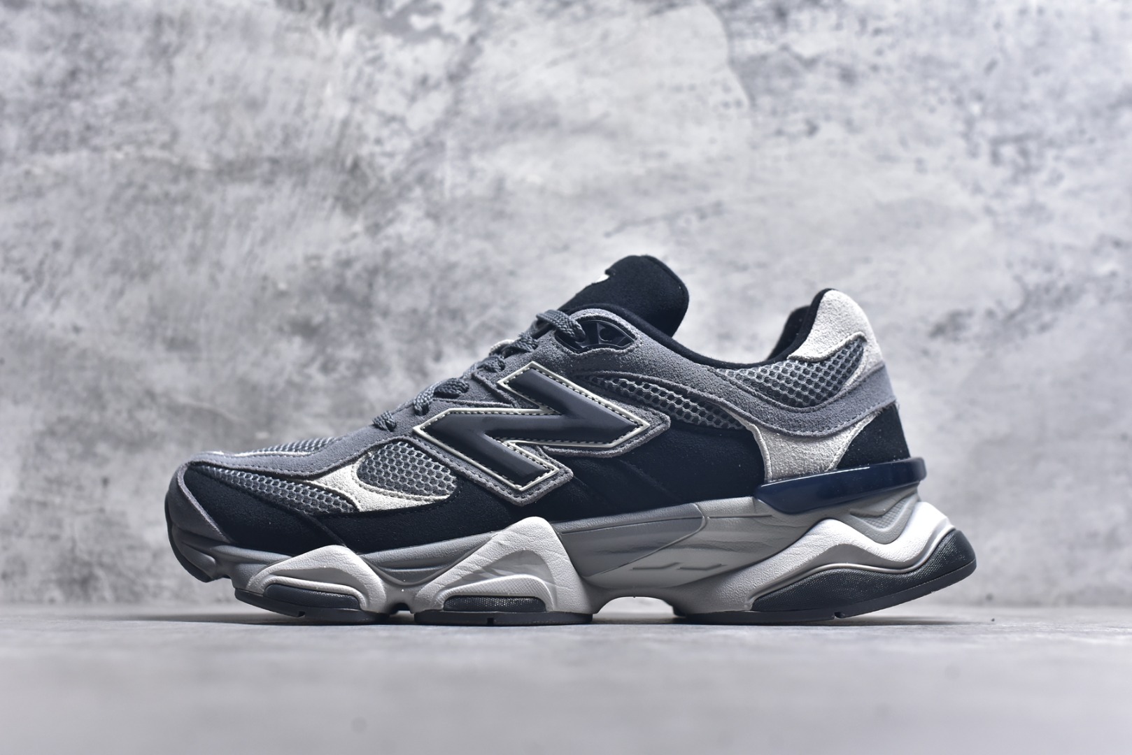 #New Balance NB9060 联名款 复古休闲运动慢跑鞋 黑灰色 U9060ERA 全套原楦原纸板原厂数据开发 进口三明治网面 原装进口翻毛皮料正确绒感卡色 正确中底拉帮中底网布细节 原厂标裁 带紫光防伪 定制后跟透明水晶模块 冲裁组合 大底贴合程度胶水上色把控完美 整洁度挑战全网艺术家 多道序QC把关品质完善 匠心打造 耗时两个月开发完成 工艺极其复杂难度可想而知 新开独立私模大底 全网唯一正确六层组合大底 高端零售专供产物 尺码：36 37 37.5 38 38.5 39 40 40.5 41 42 42.5 43 44 45 46.5-选品中心