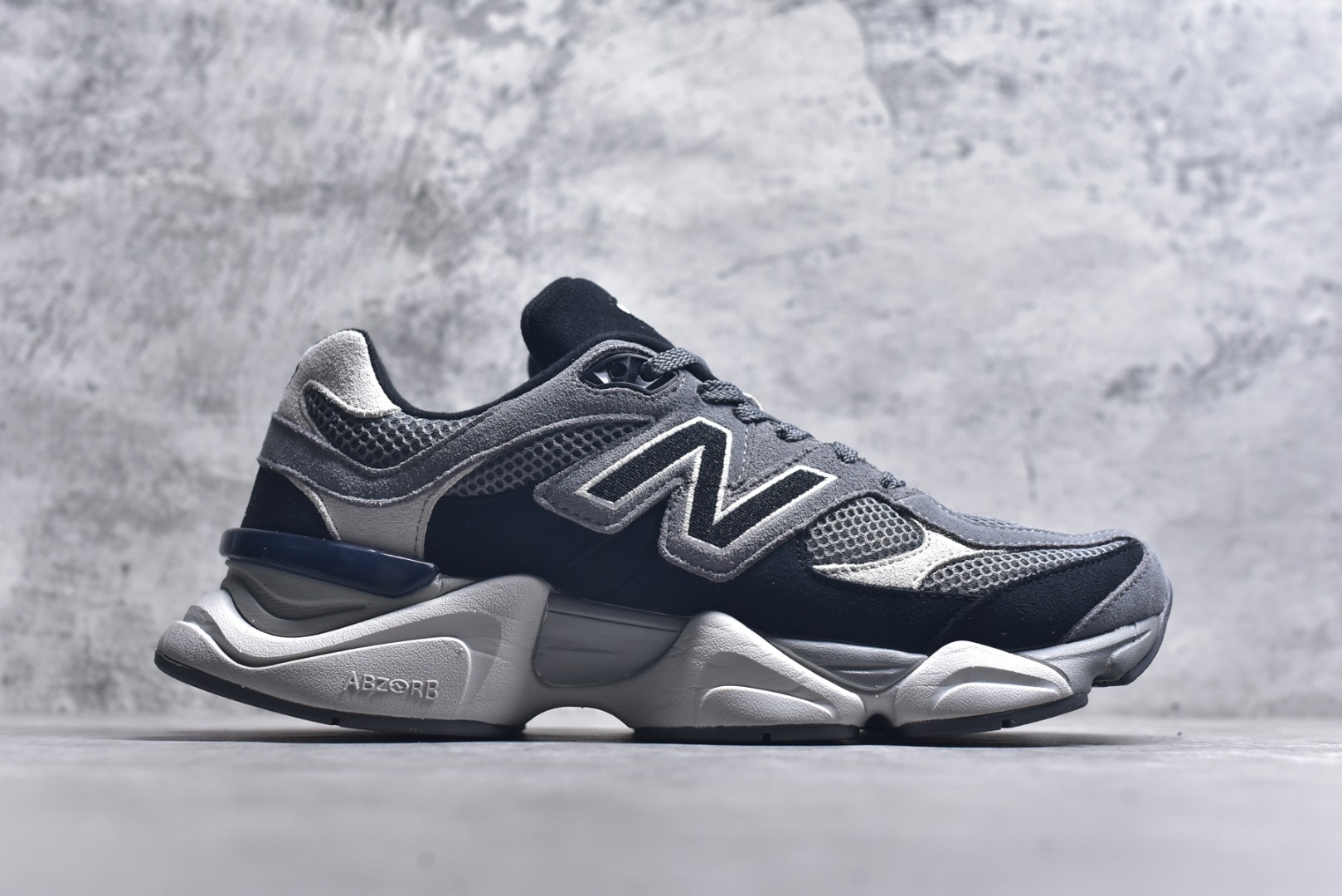 图片[3]-#New Balance NB9060 联名款 复古休闲运动慢跑鞋 黑灰色 U9060ERA 全套原楦原纸板原厂数据开发 进口三明治网面 原装进口翻毛皮料正确绒感卡色 正确中底拉帮中底网布细节 原厂标裁 带紫光防伪 定制后跟透明水晶模块 冲裁组合 大底贴合程度胶水上色把控完美 整洁度挑战全网艺术家 多道序QC把关品质完善 匠心打造 耗时两个月开发完成 工艺极其复杂难度可想而知 新开独立私模大底 全网唯一正确六层组合大底 高端零售专供产物 尺码：36 37 37.5 38 38.5 39 40 40.5 41 42 42.5 43 44 45 46.5-选品中心